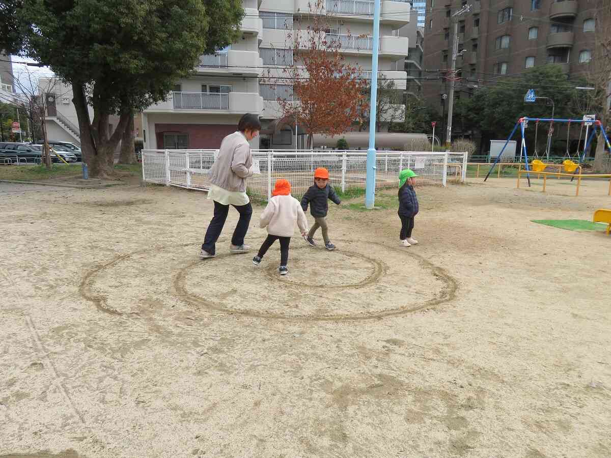 雨上がりなので地面にお絵描きをしてグルグルみんなでかけっこもしたよ