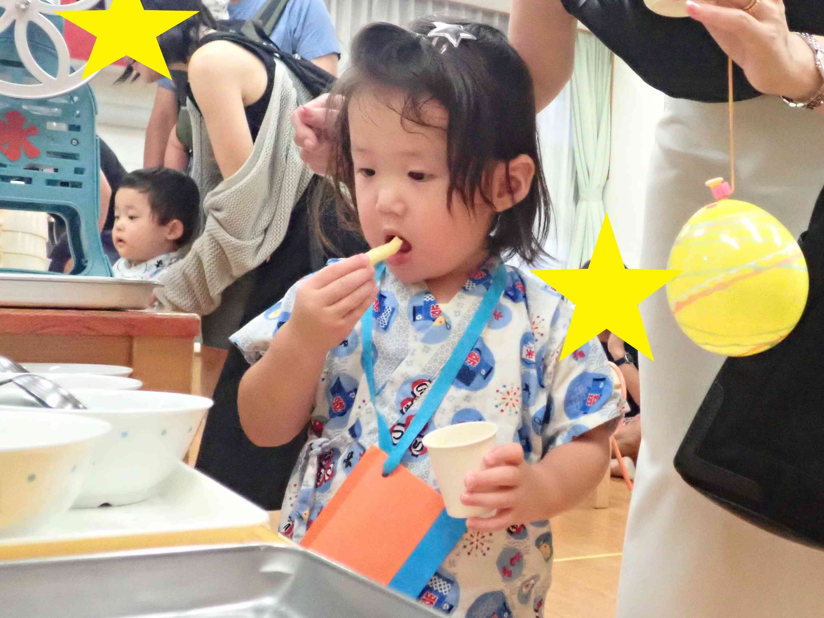 ポテトのあとかき氷も並んでいたが待ちきれずポテトをパクッ‼(1歳児　うさぎぐみ)