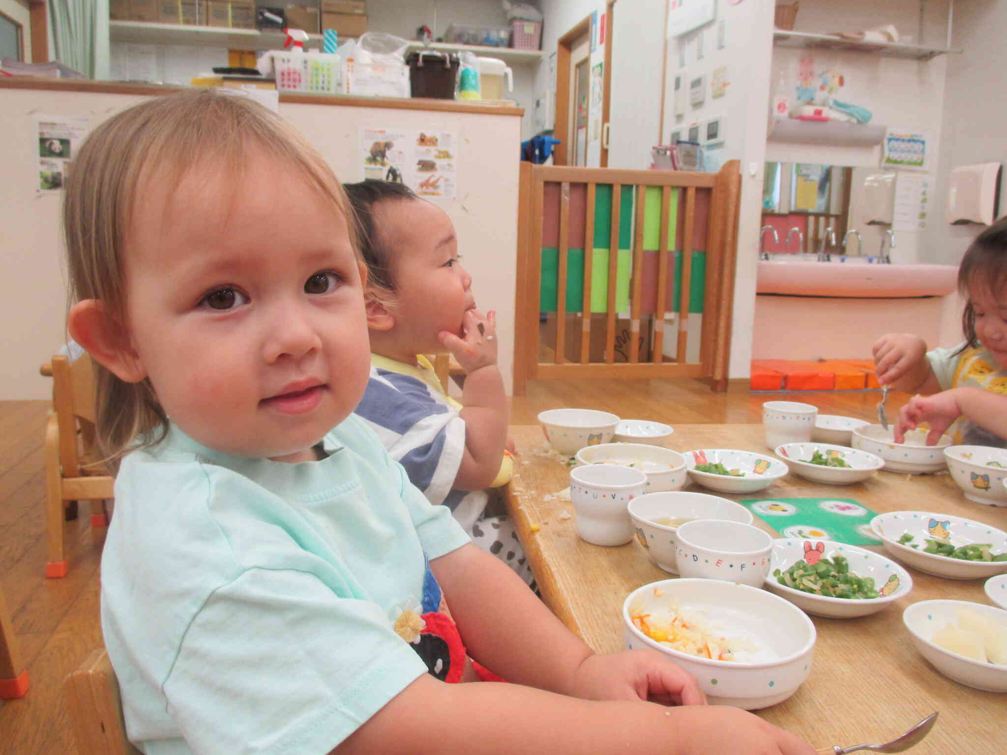 たのしい給食の時間！(ひよこ組・うさぎ組：0歳児、1歳児)