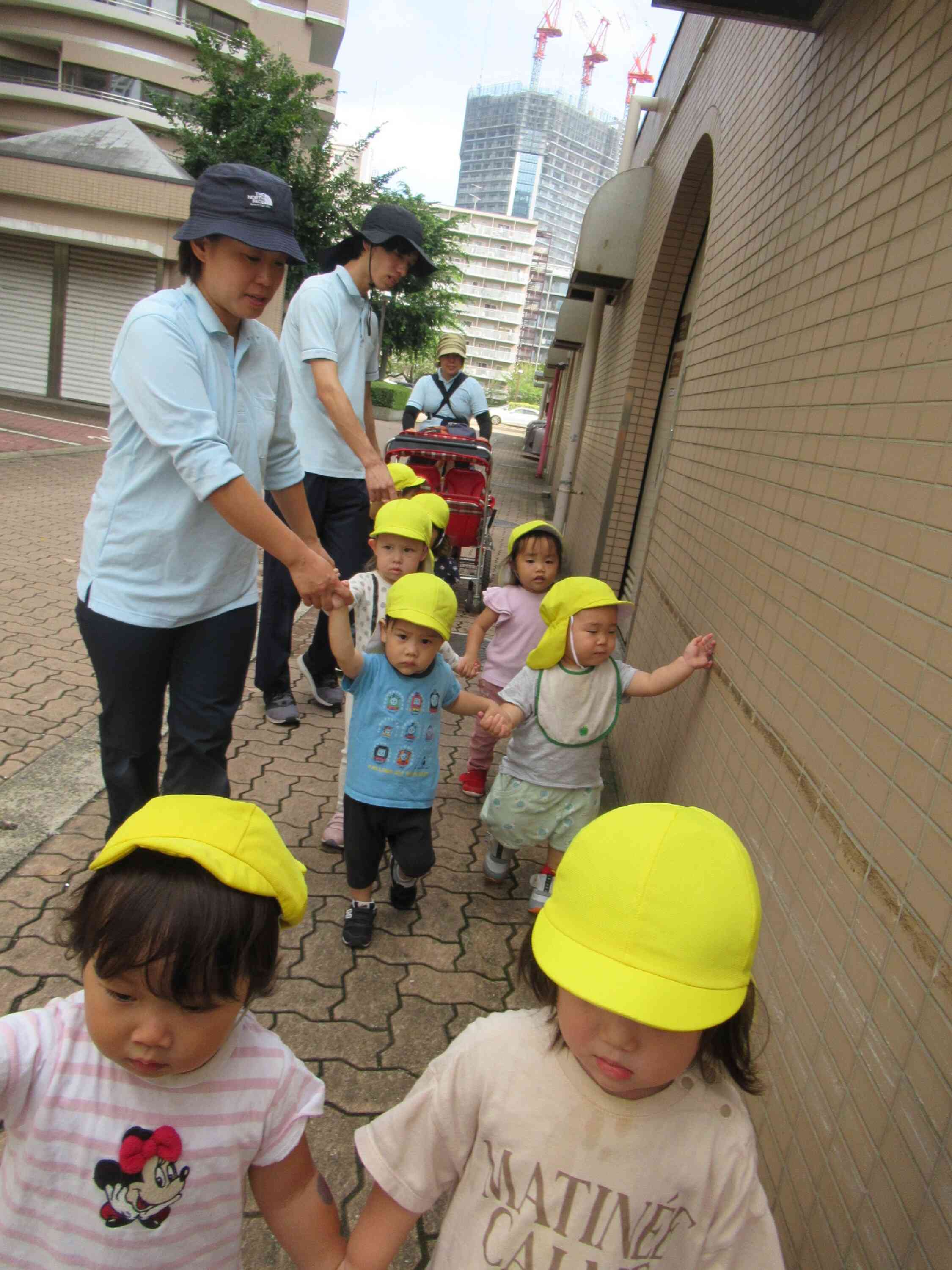 ひよこ組・うさぎ組【0歳児・1歳児クラス】　お散歩