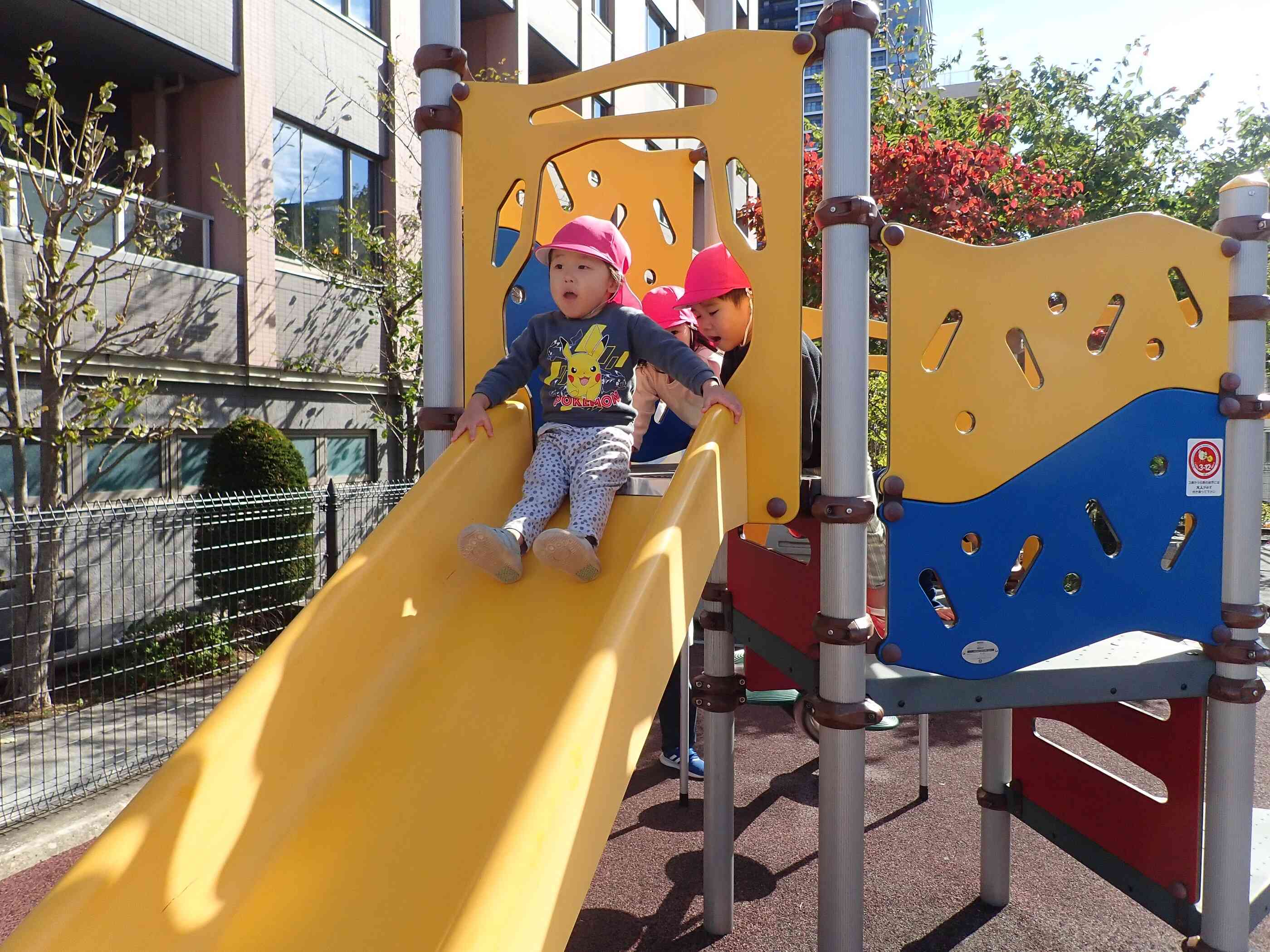 高台にある公園なので、すべり台からの景色が素敵でみんな見てからすべっていきます。