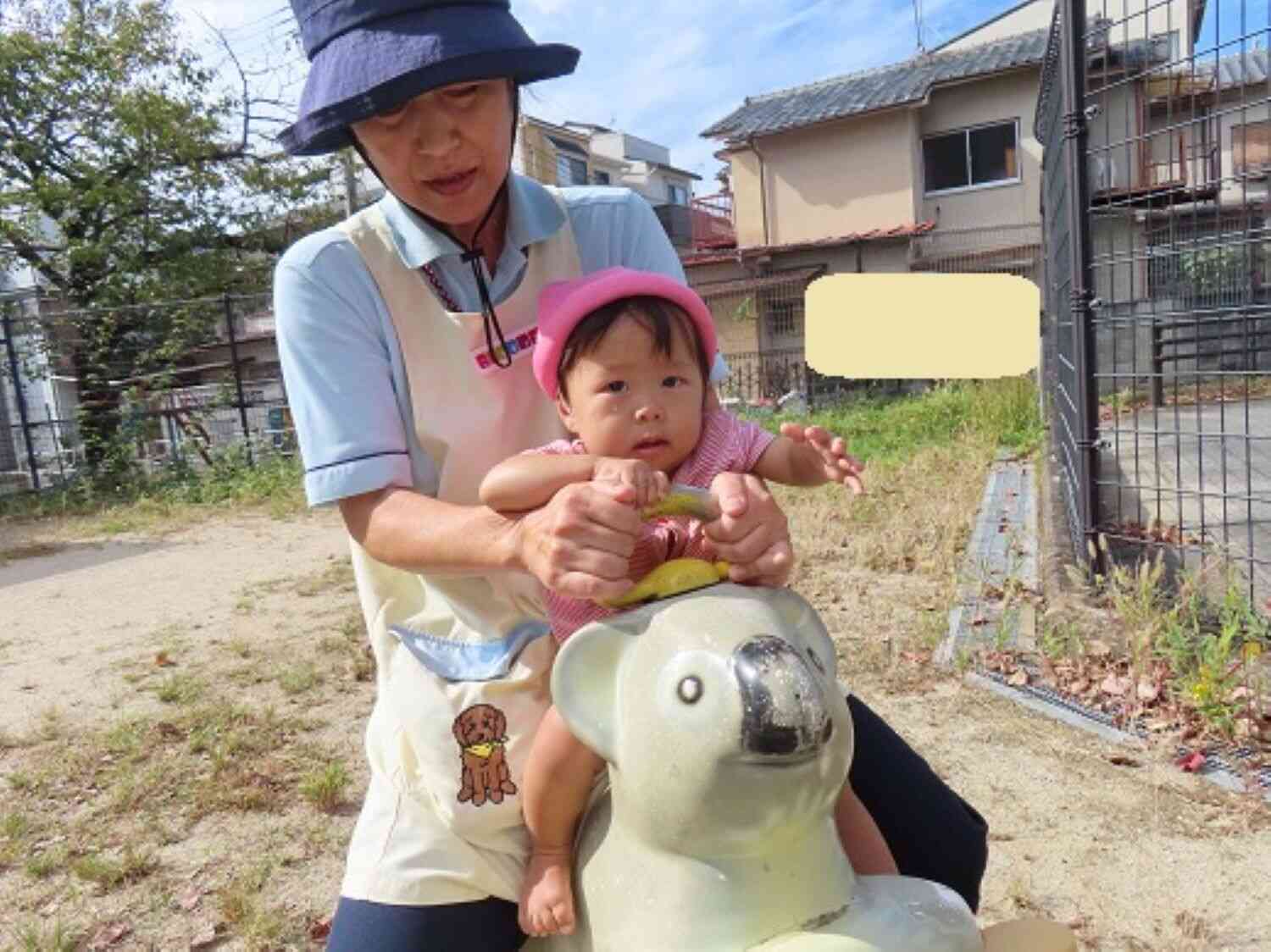 ひよこ組さんの女の子、先生と一緒にユラユラ・・・