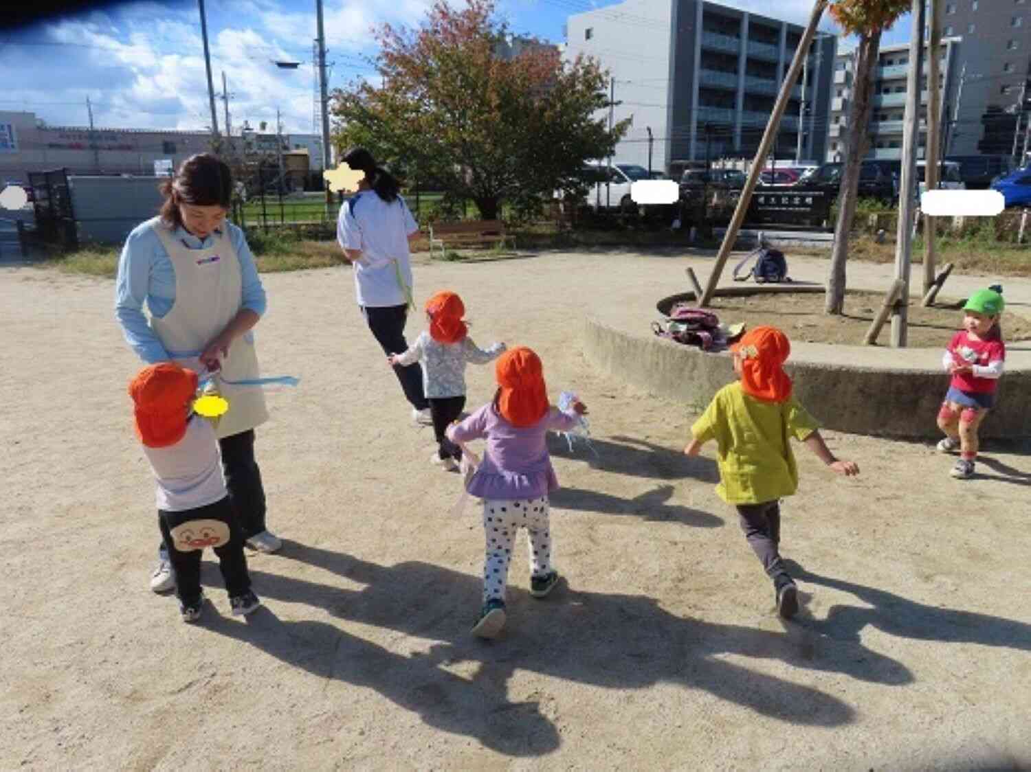 職場体験中の学生のお姉さんもしっぽ取りに参加。みんな一生懸命追いかけました。