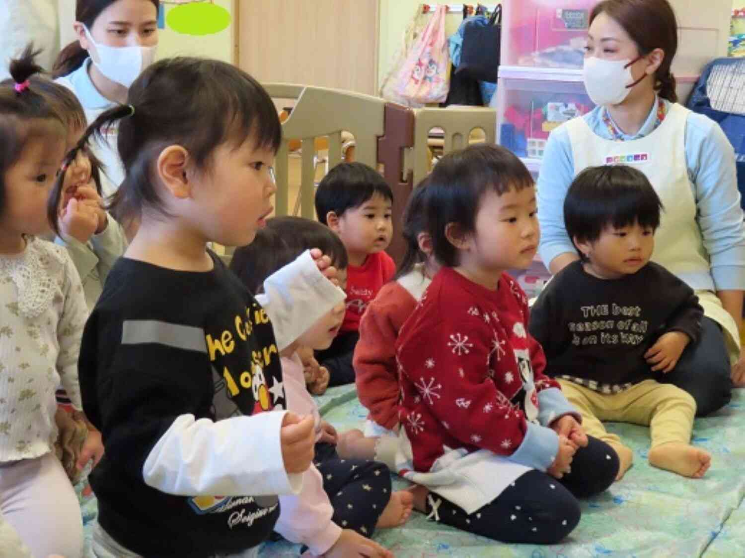 色が変わり、「赤！」「黄色！」と答える子ども達。