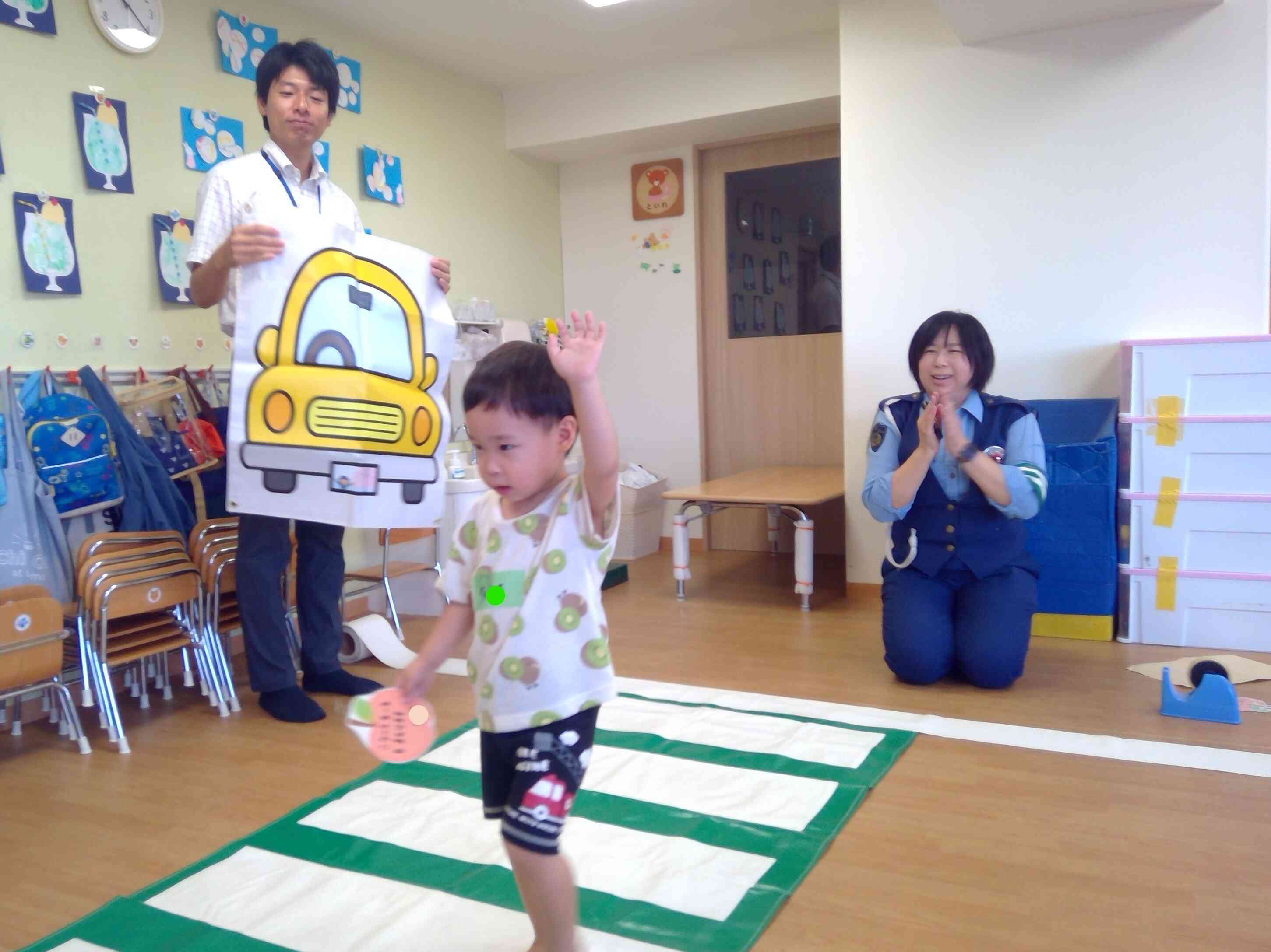 しっかり手を上げて上手に渡れました！婦警さんも優しく見守ってくださっています☆