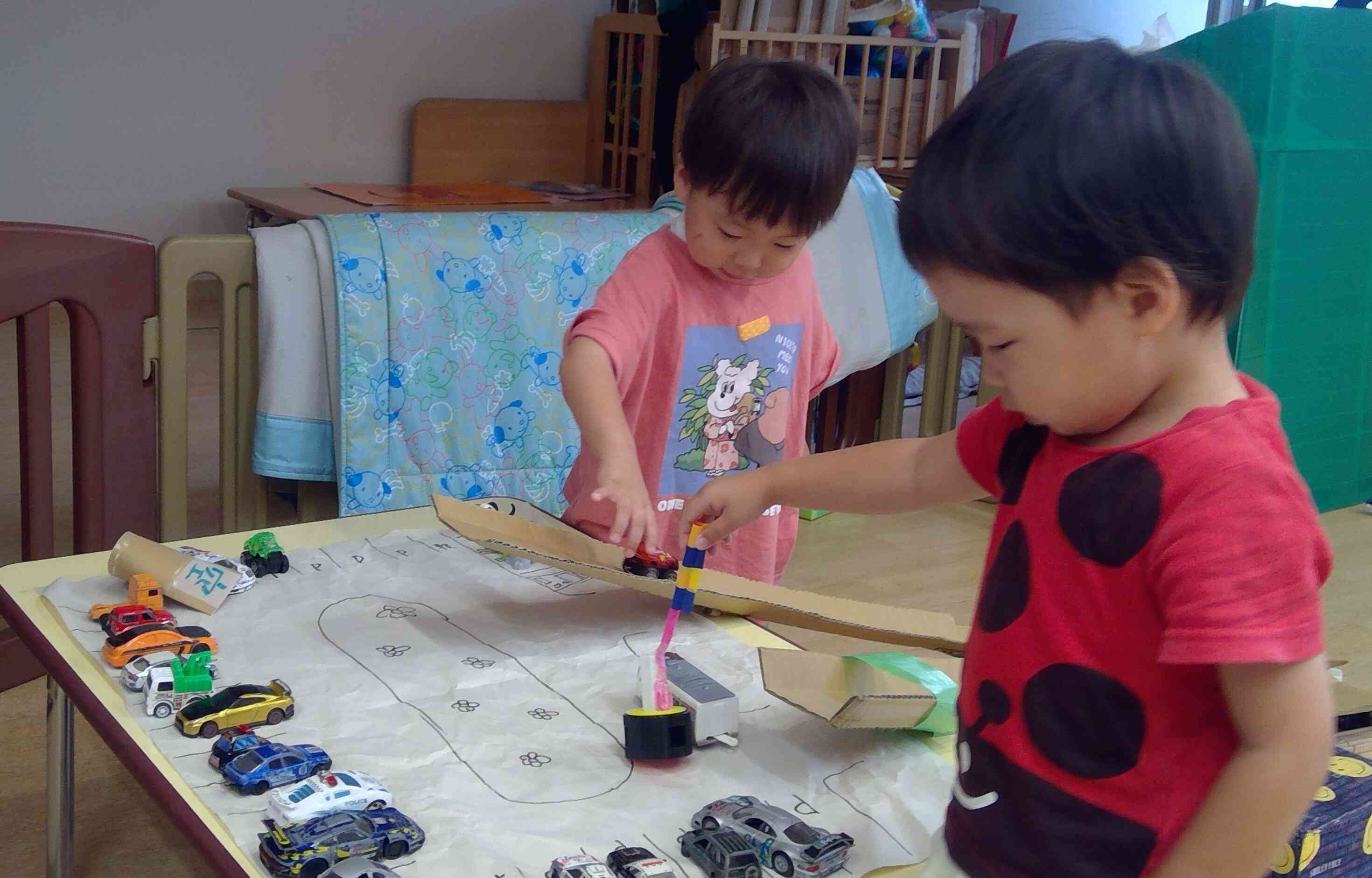 モールで作った踏み切りも♪｢カンカ～ン！電車が通過しまーす｣