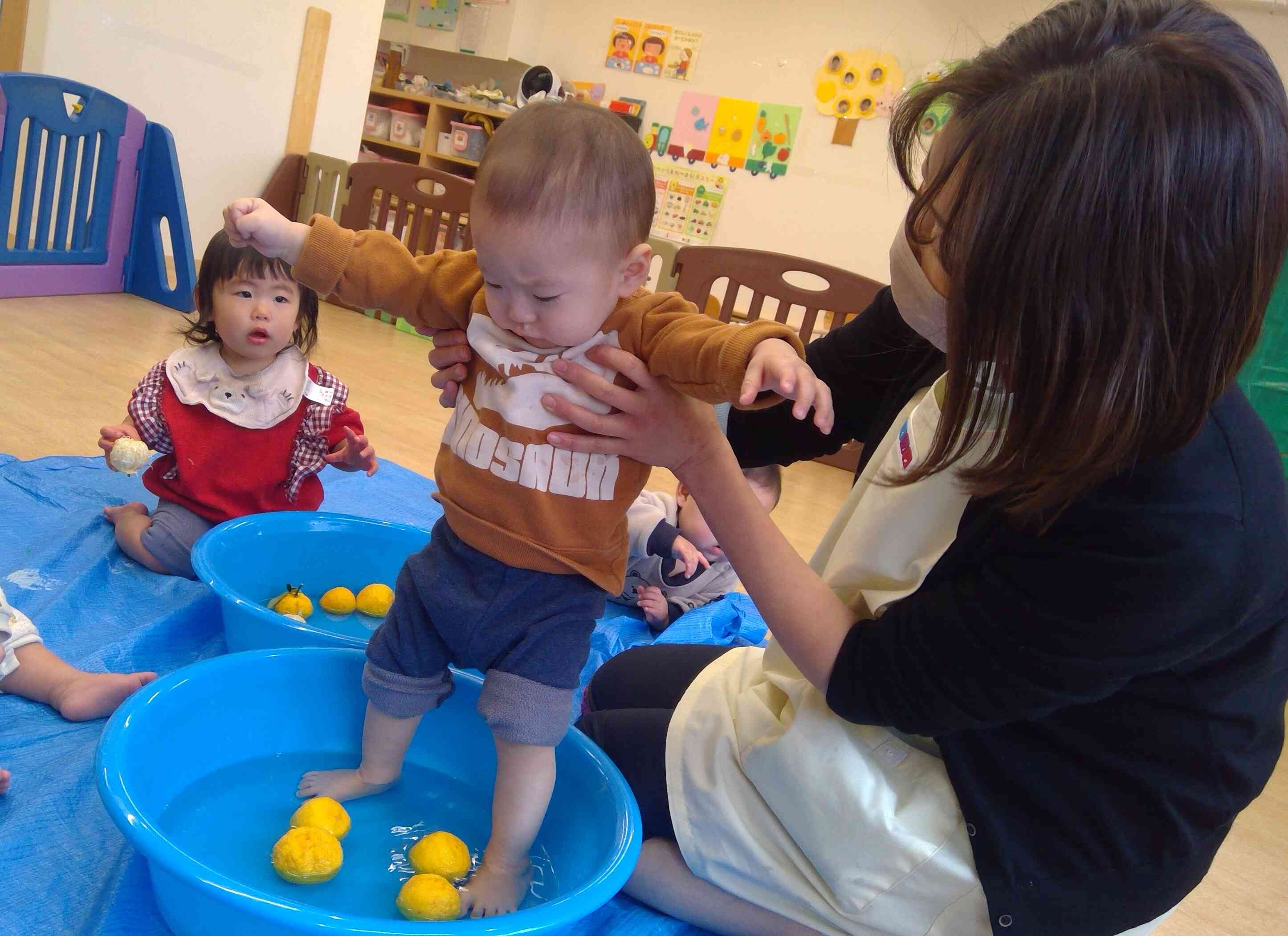 タライに入ってみよう♪気持ちいいかな？？