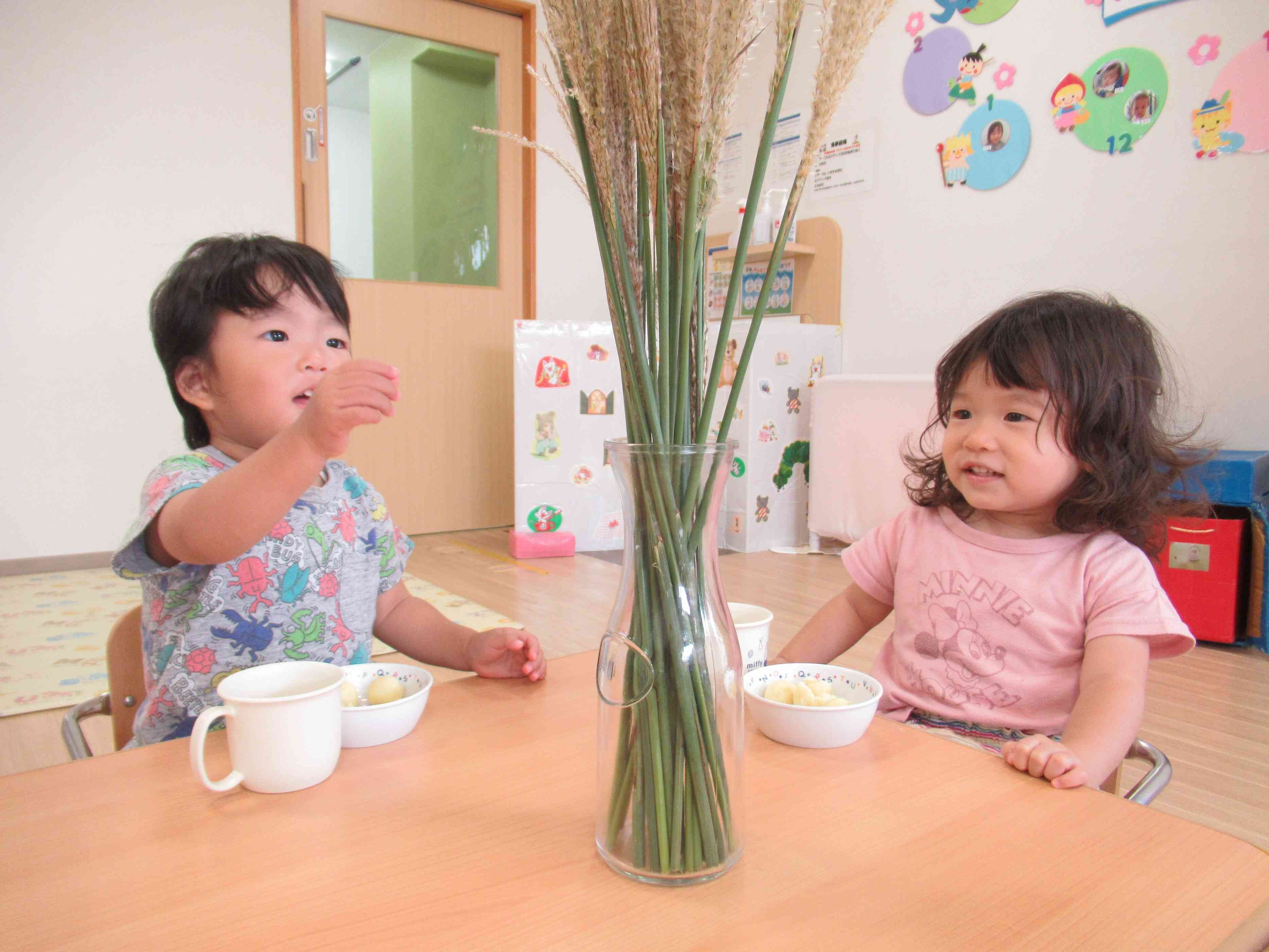 ススキをみながらおやつを食べました。