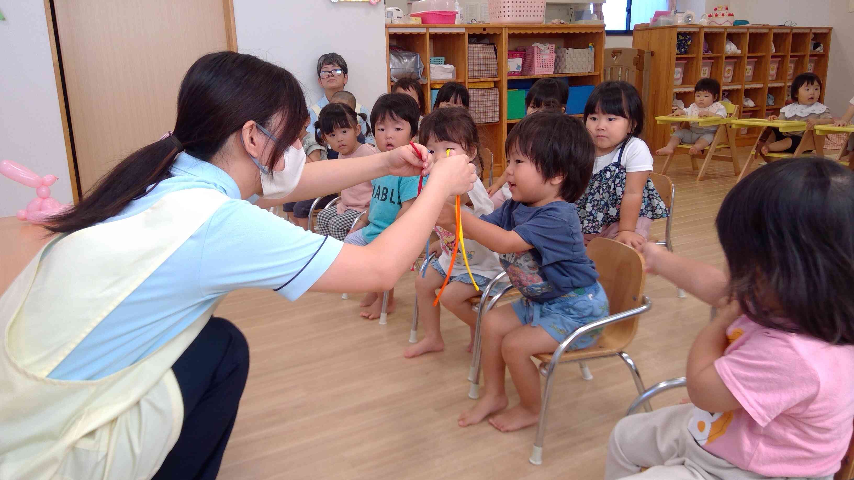 何色の風船にしよう？　好きな色の風船でうさぎや花を作りました。