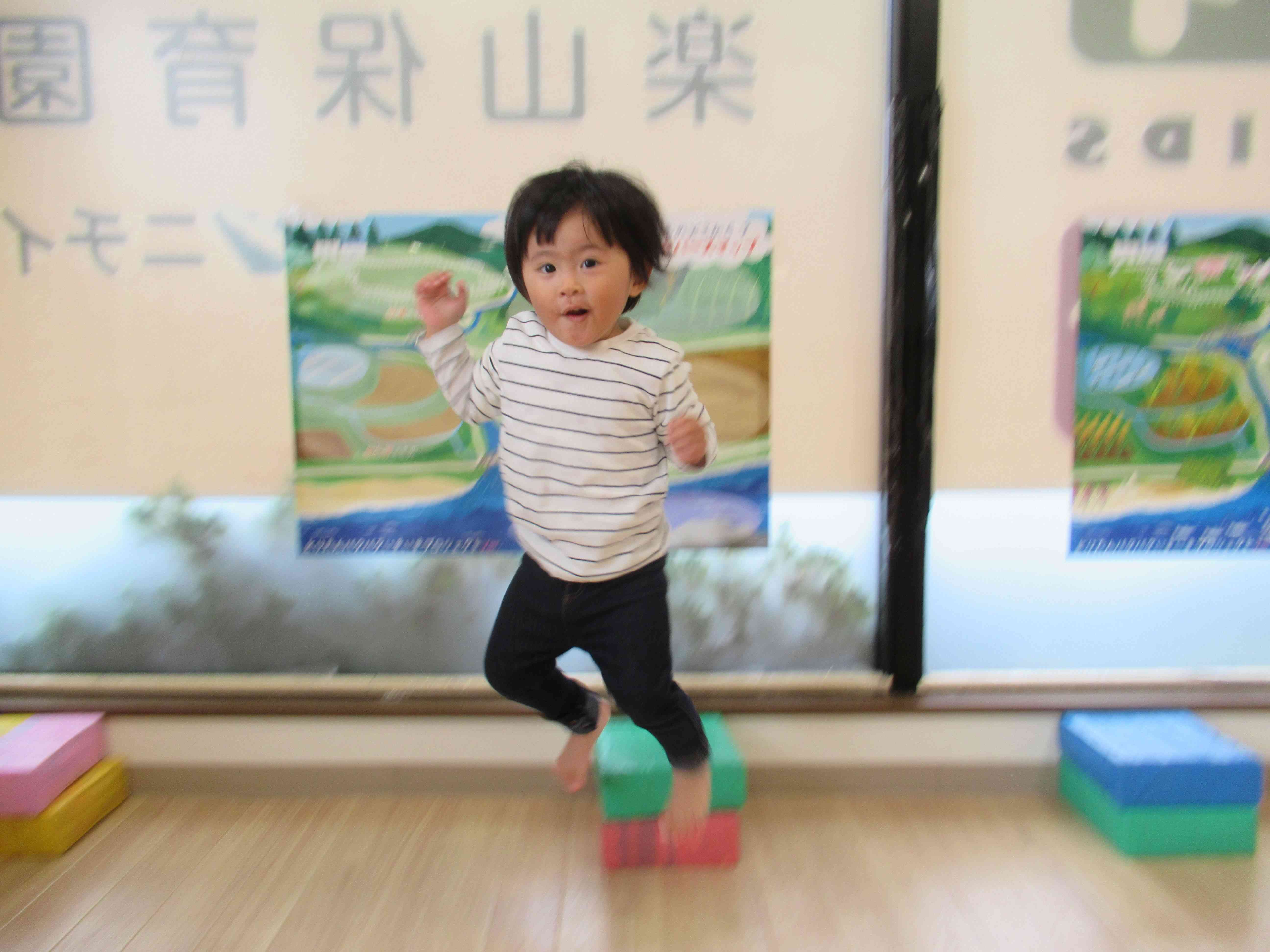 積み木の上からジャンプ‼