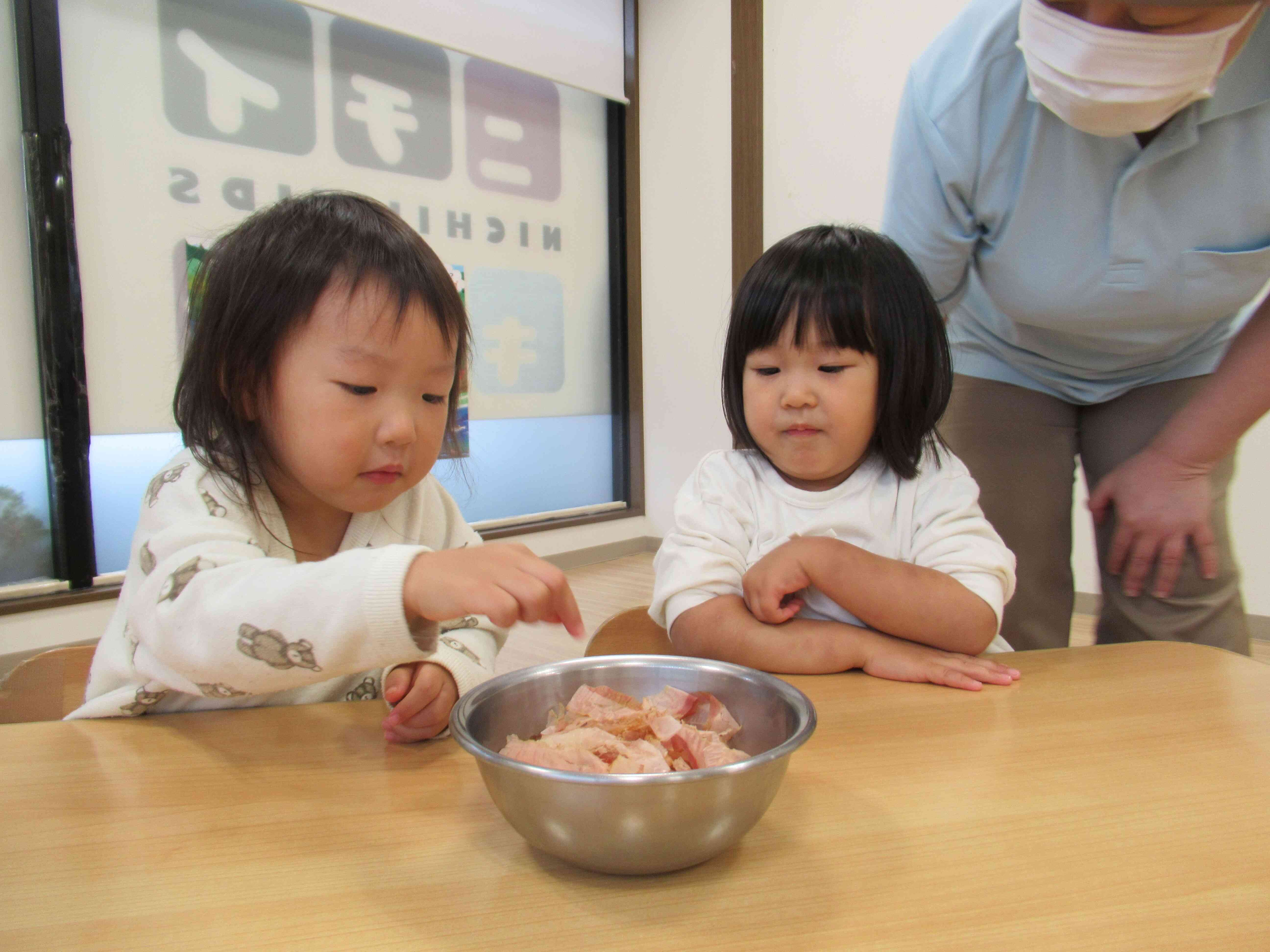 かつお節はお魚からできてるよ。「ふわふわ～おいしそう！」