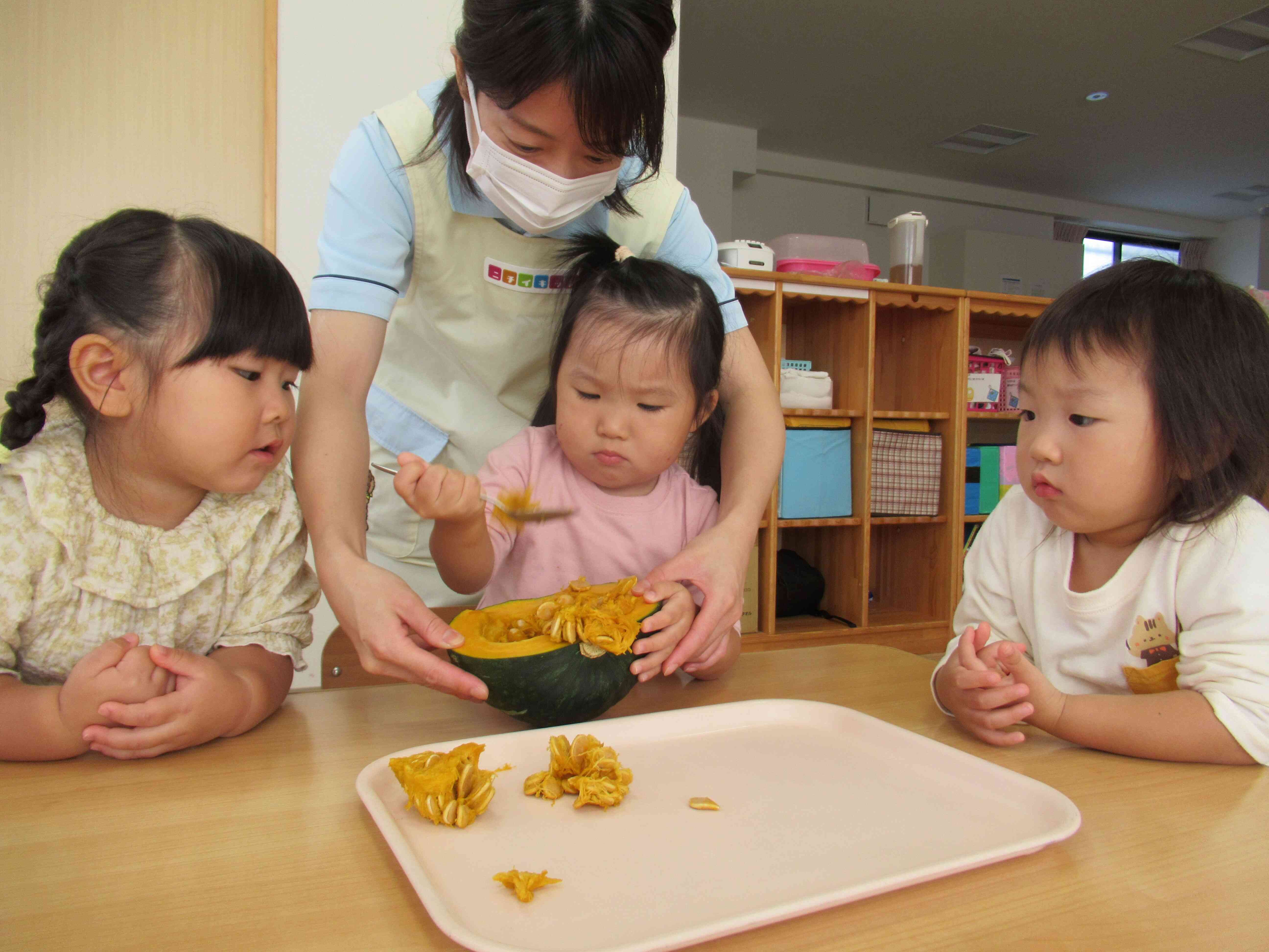 2歳児、うさぎ組のお友達はワタや種を取り出すこともしてみました。