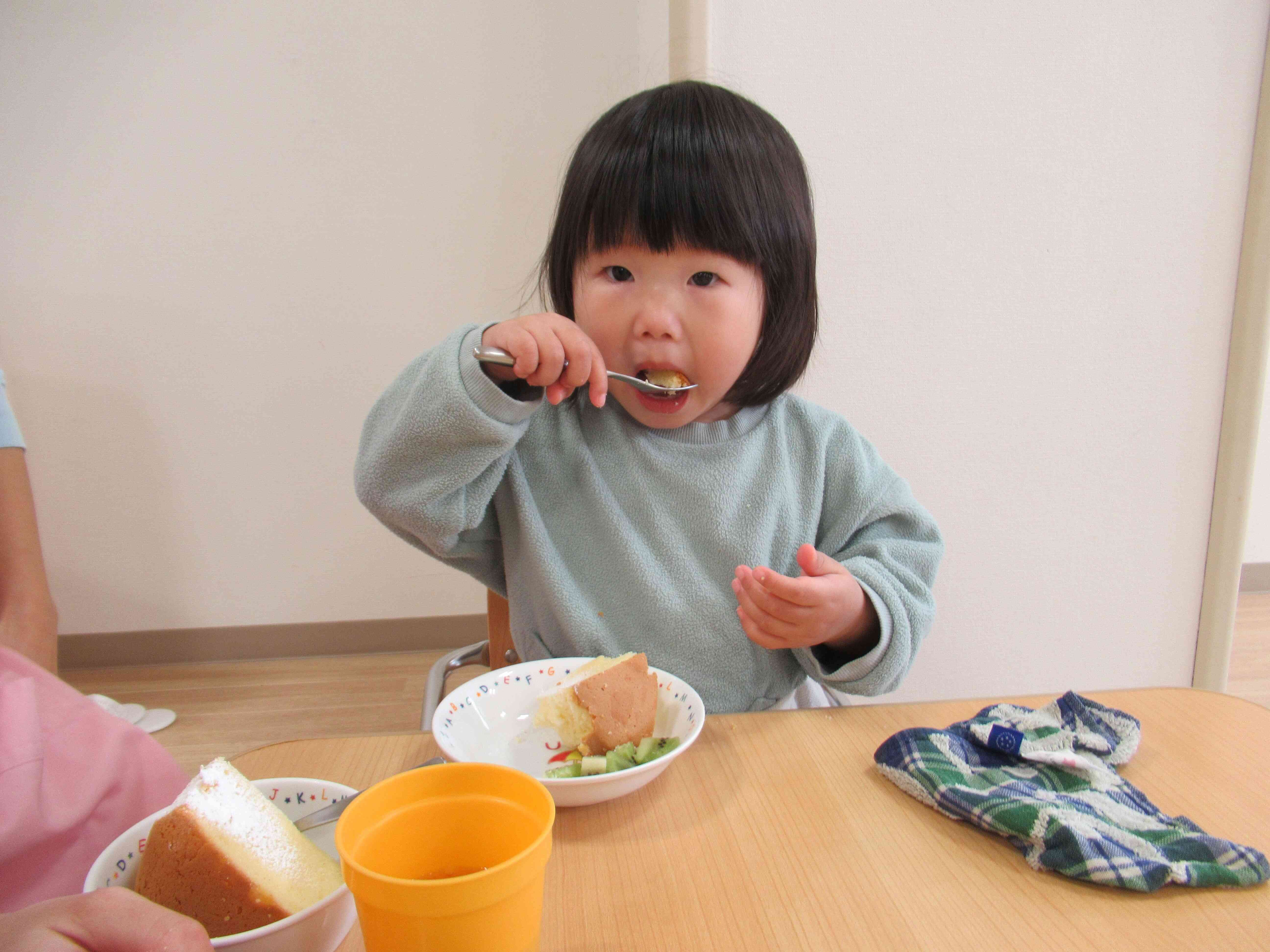 ケーキをぱくり‼