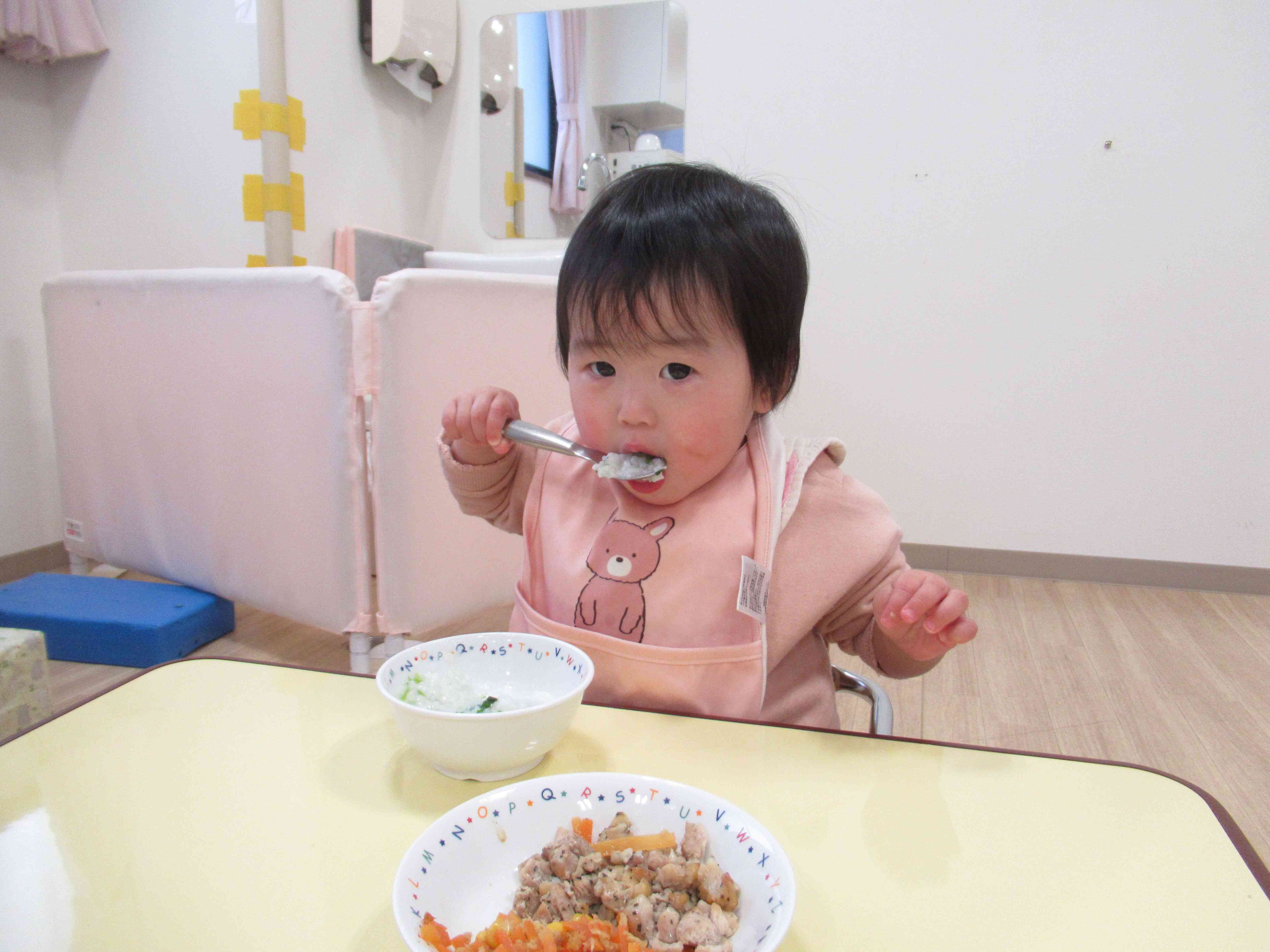 ０歳児さん。スプーンを持って一人で食べるよ。