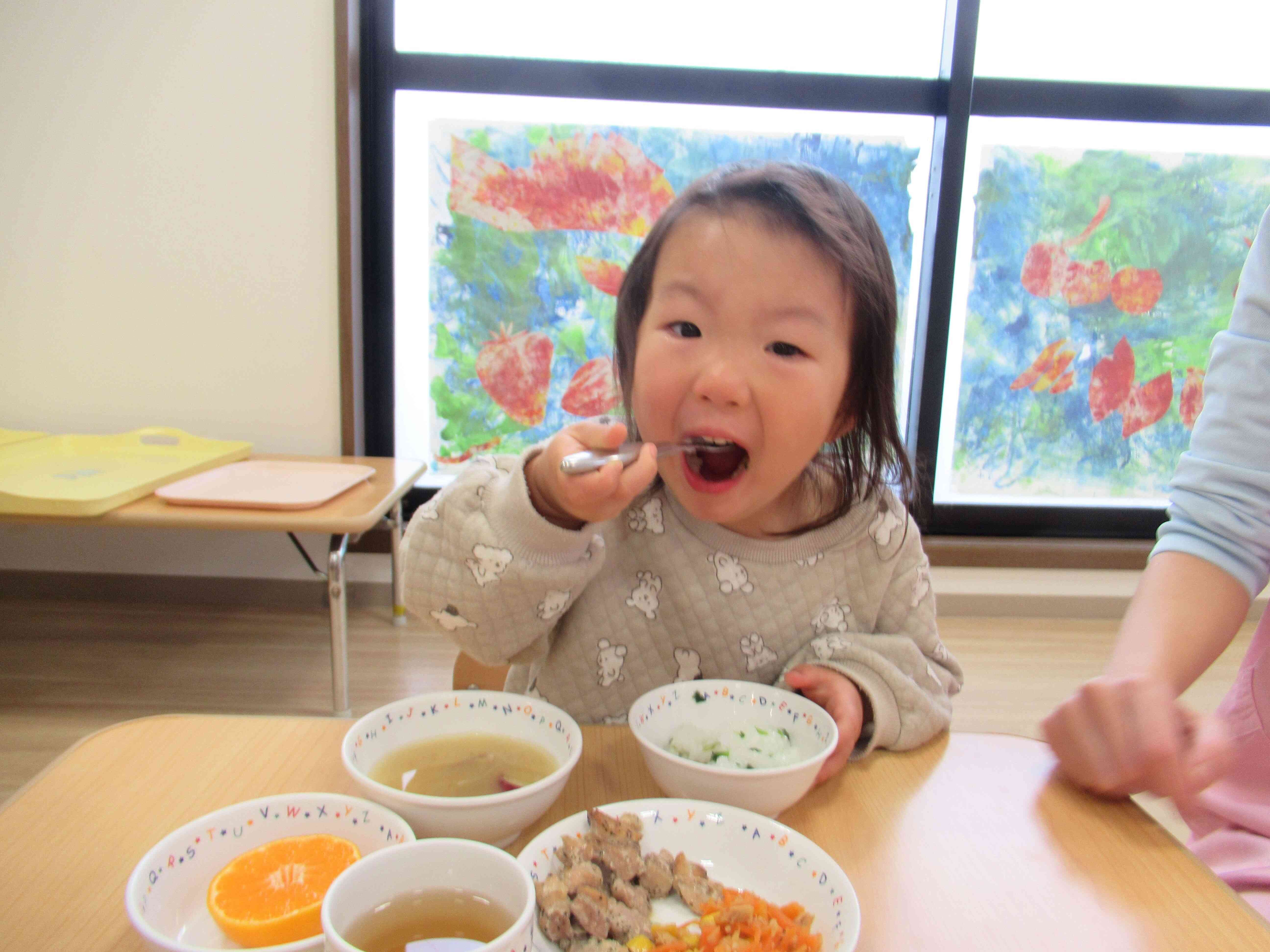 ２歳児さん。大きなお口で食べてるよ。