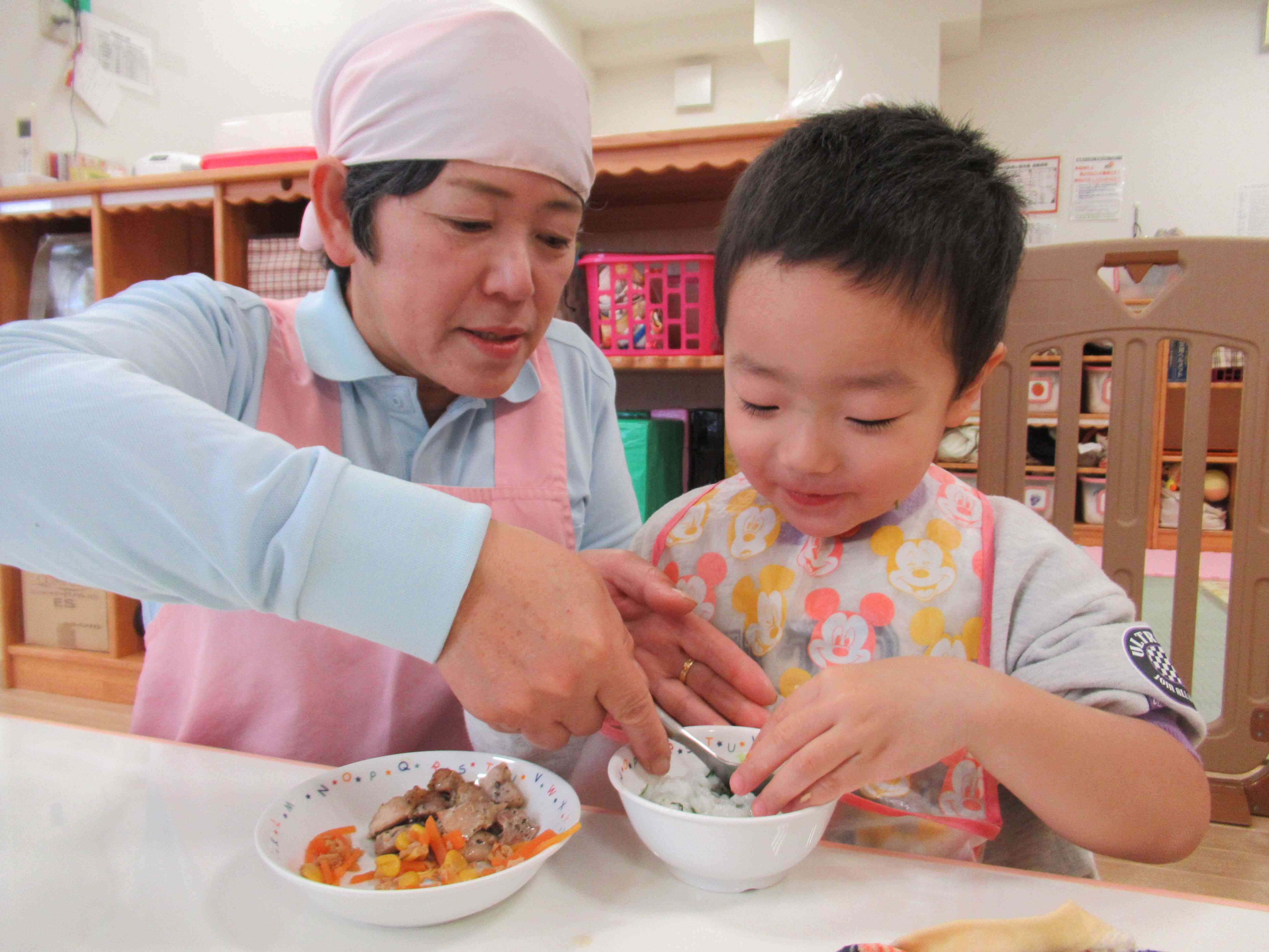 １歳児さん。食べてみたらおいしくて笑顔が見られました。