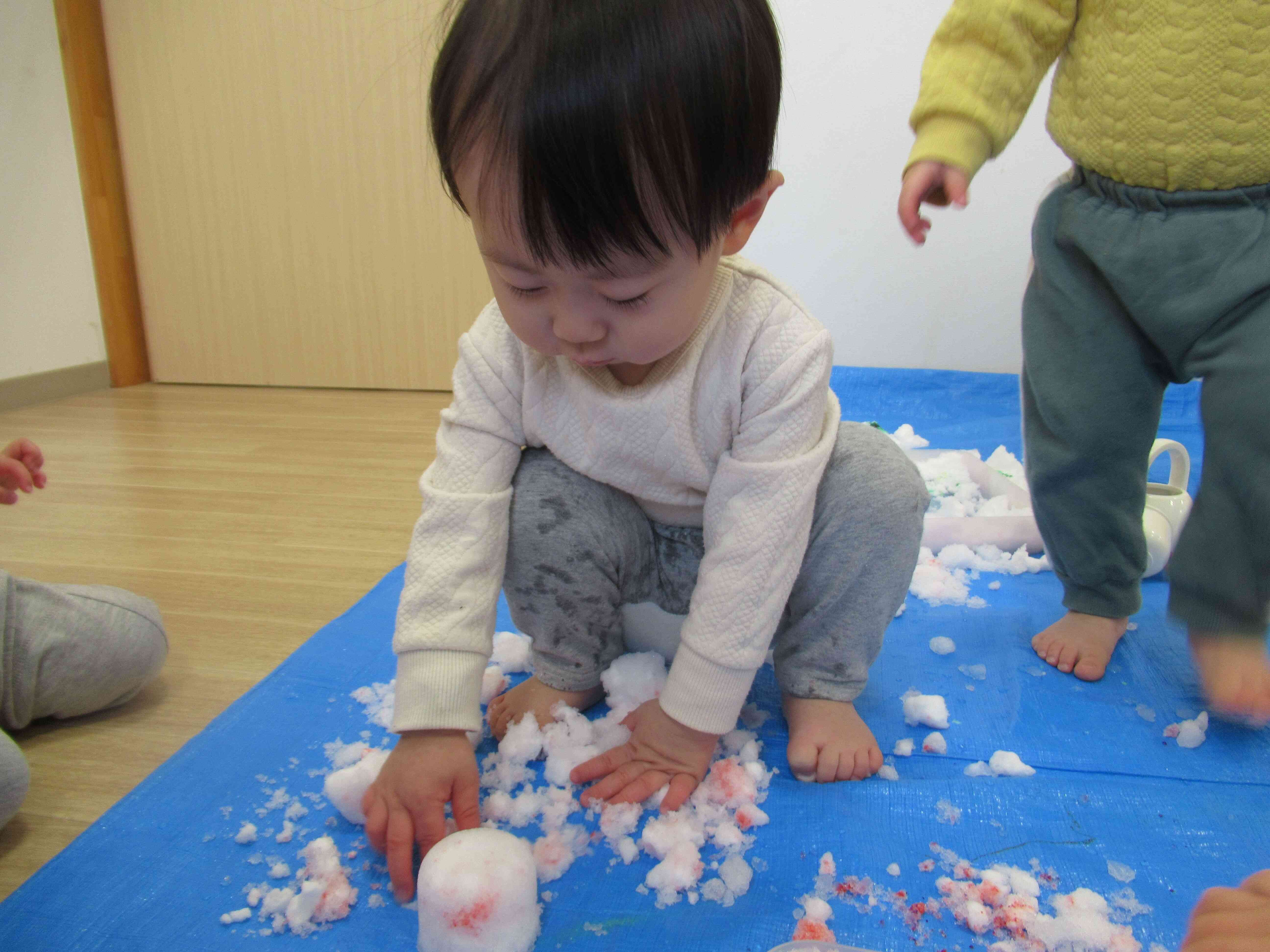 お部屋で雪遊び