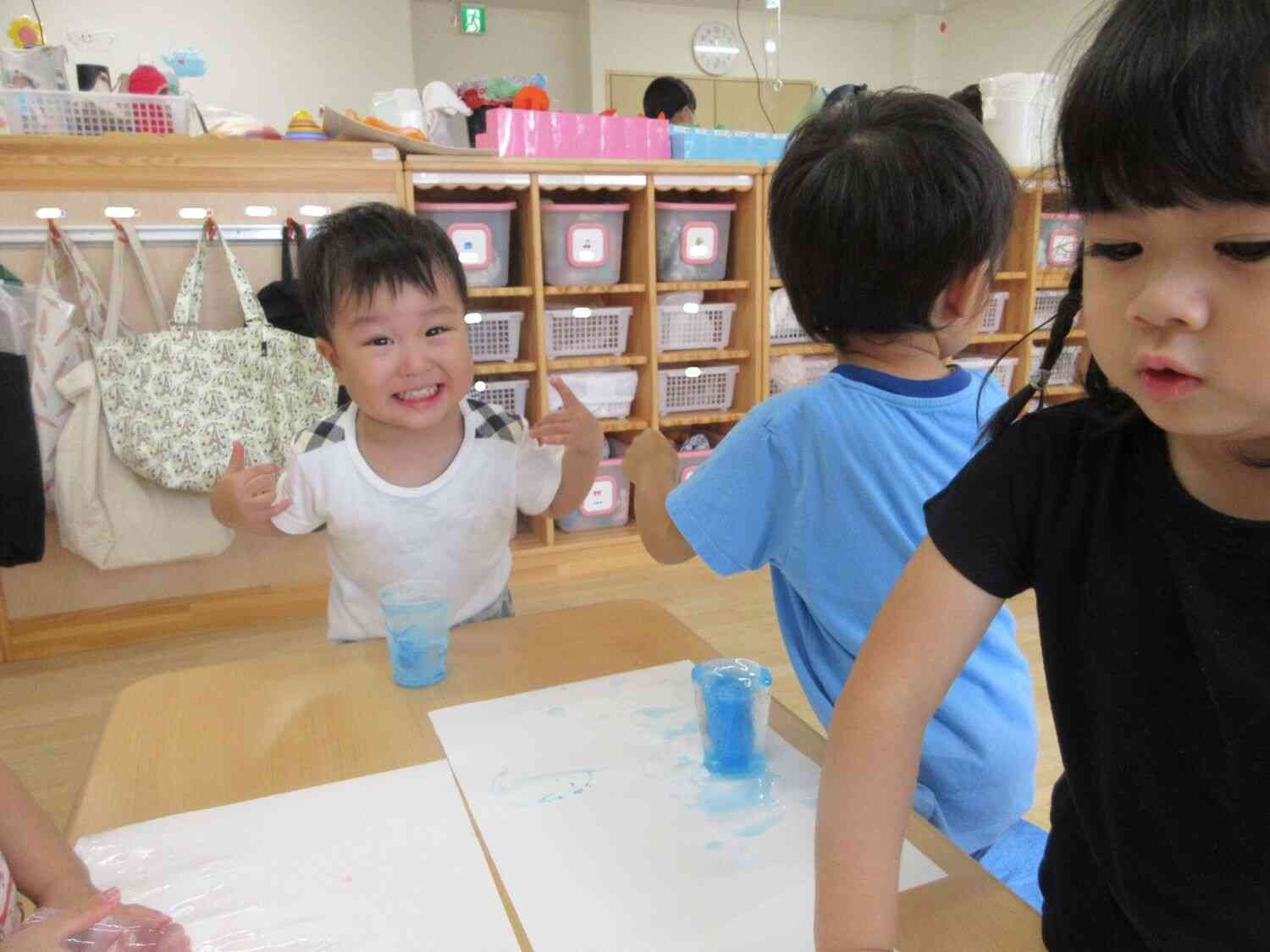 大きな色氷を使って遊びました！