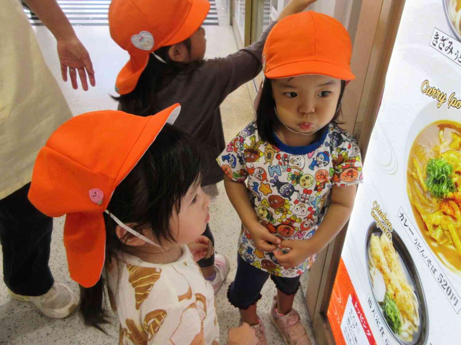 うどん屋さんの看板を見てぱくっ！