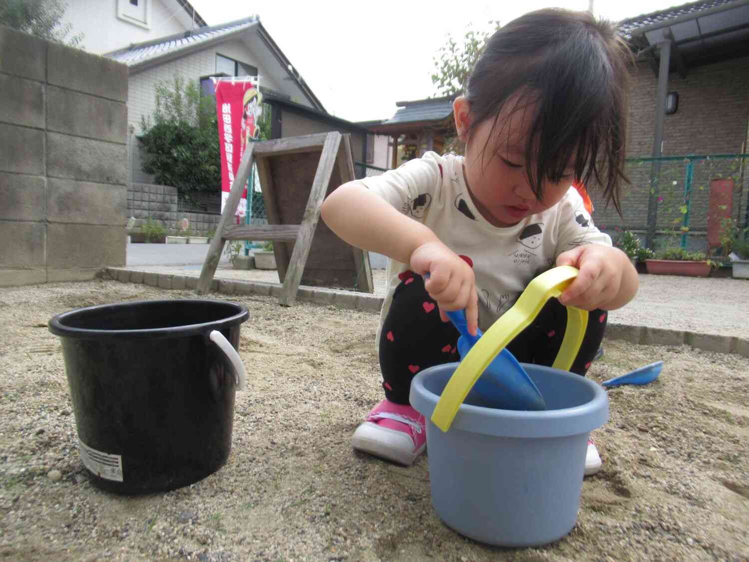 バケツからバケツに砂を移し替え…