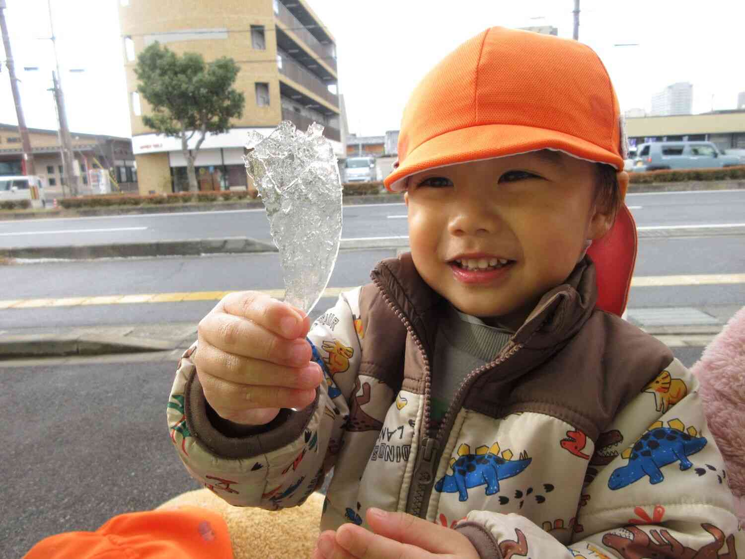 正面玄関に置いていたバケツにも氷が出来ていたよ◎