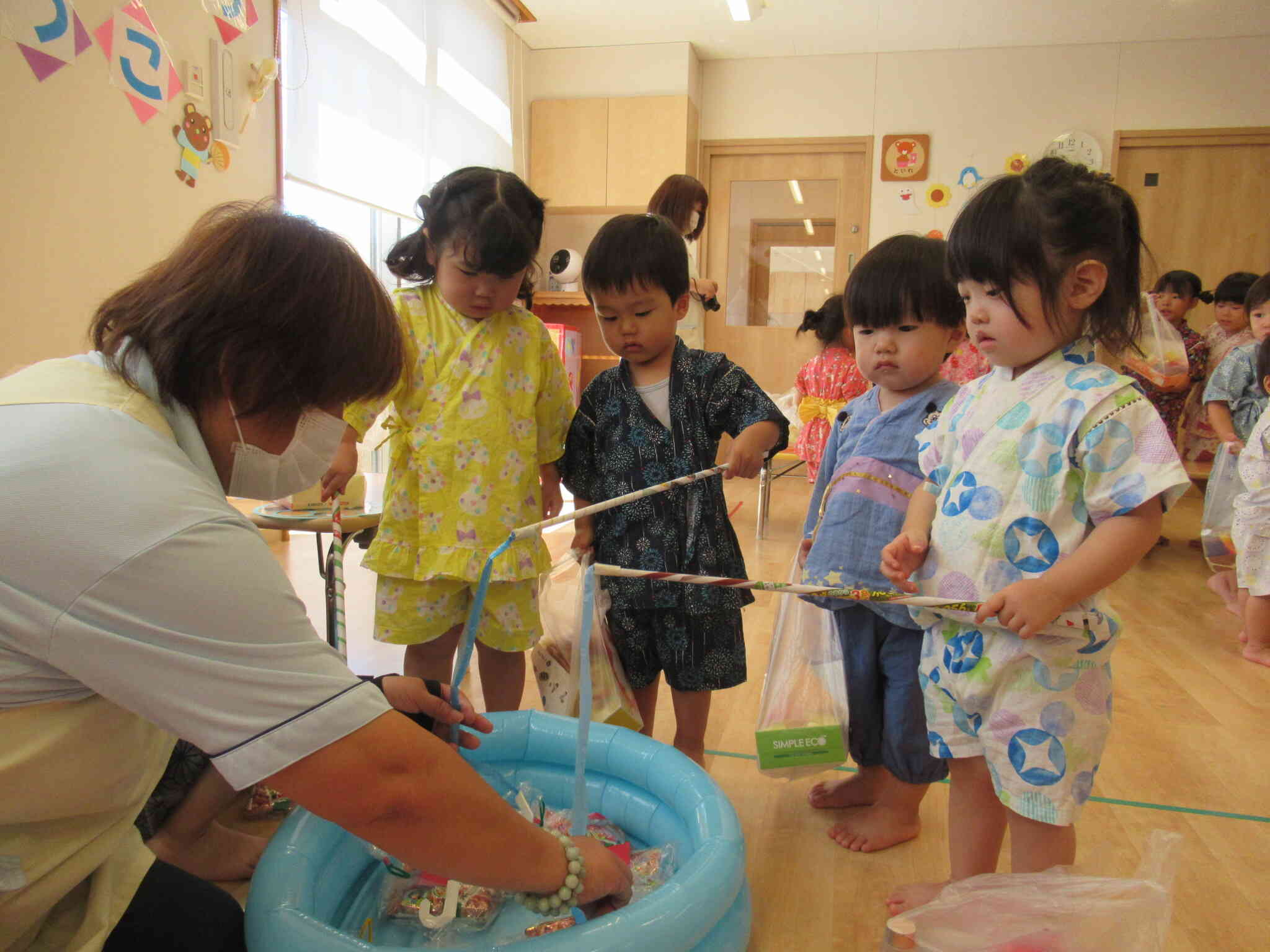 こちらはお菓子釣りコーナー！みんなが夢中になっていましたよ。