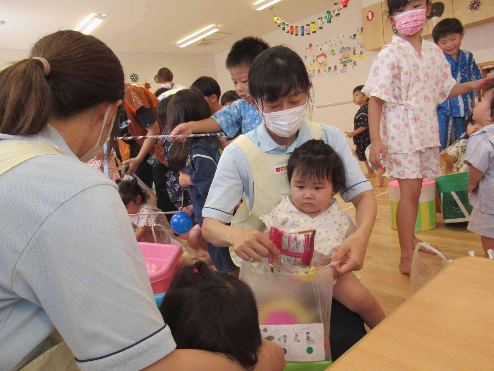 お菓子釣りでもらった袋の中には番号札が！番号札と引き換えに景品のプレゼントです！