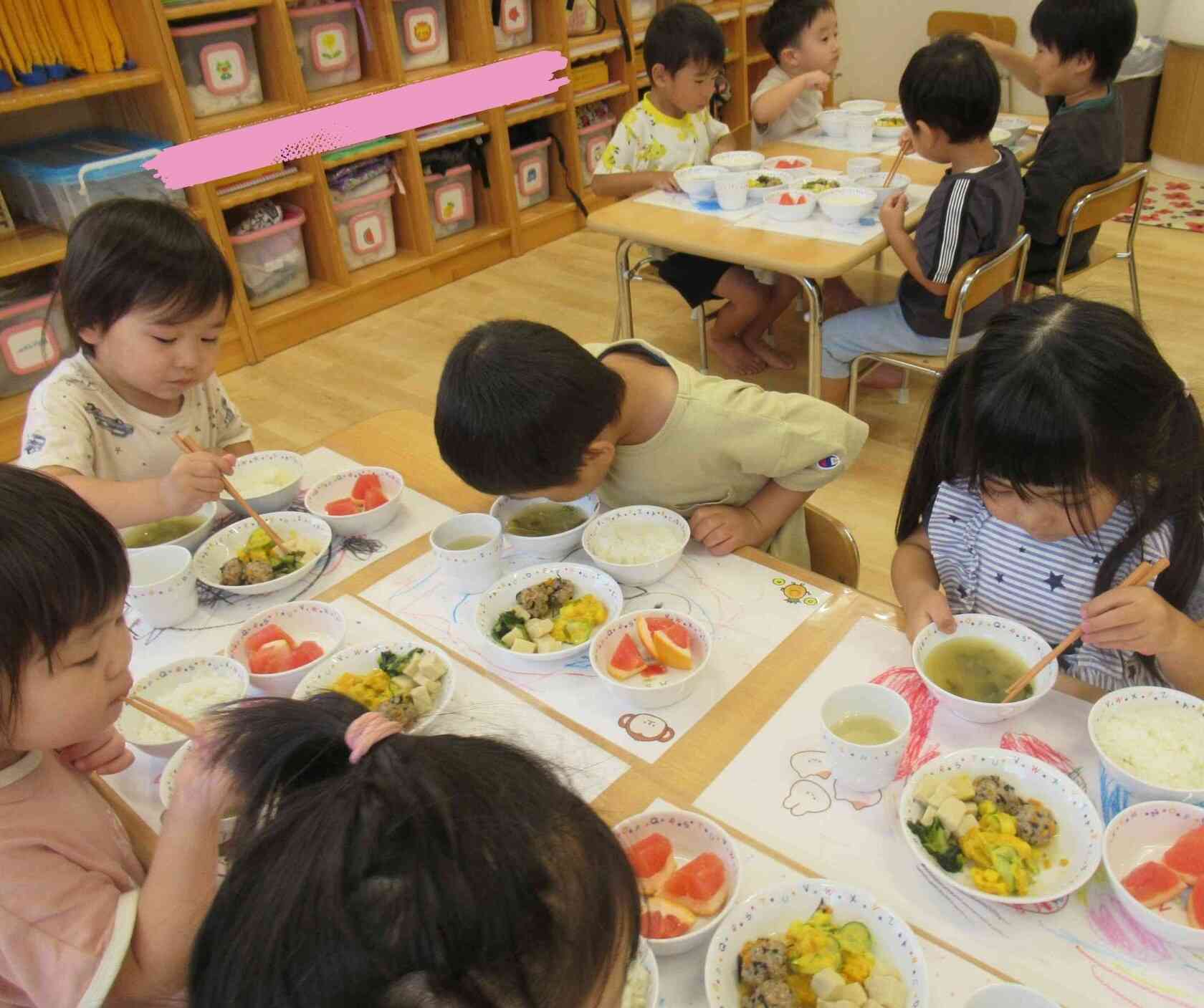 美味しい♪可愛いねこちゃんと一緒に食べるよ