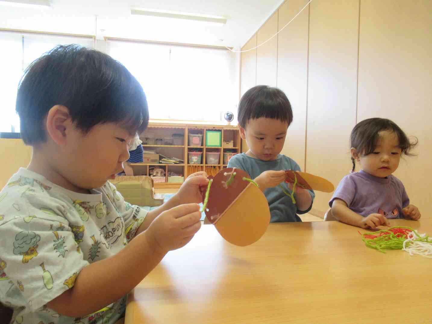 指先をたくさん使おう！！　　うさぎ組（２歳児）