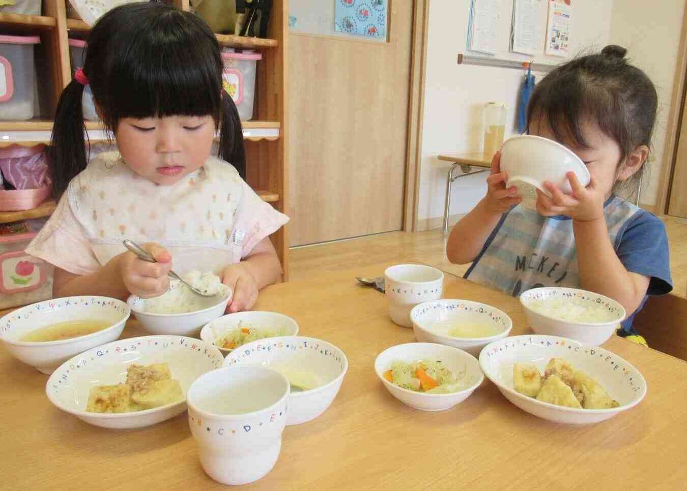 スプーンを下から持って食べる事にも挑戦しているよ！