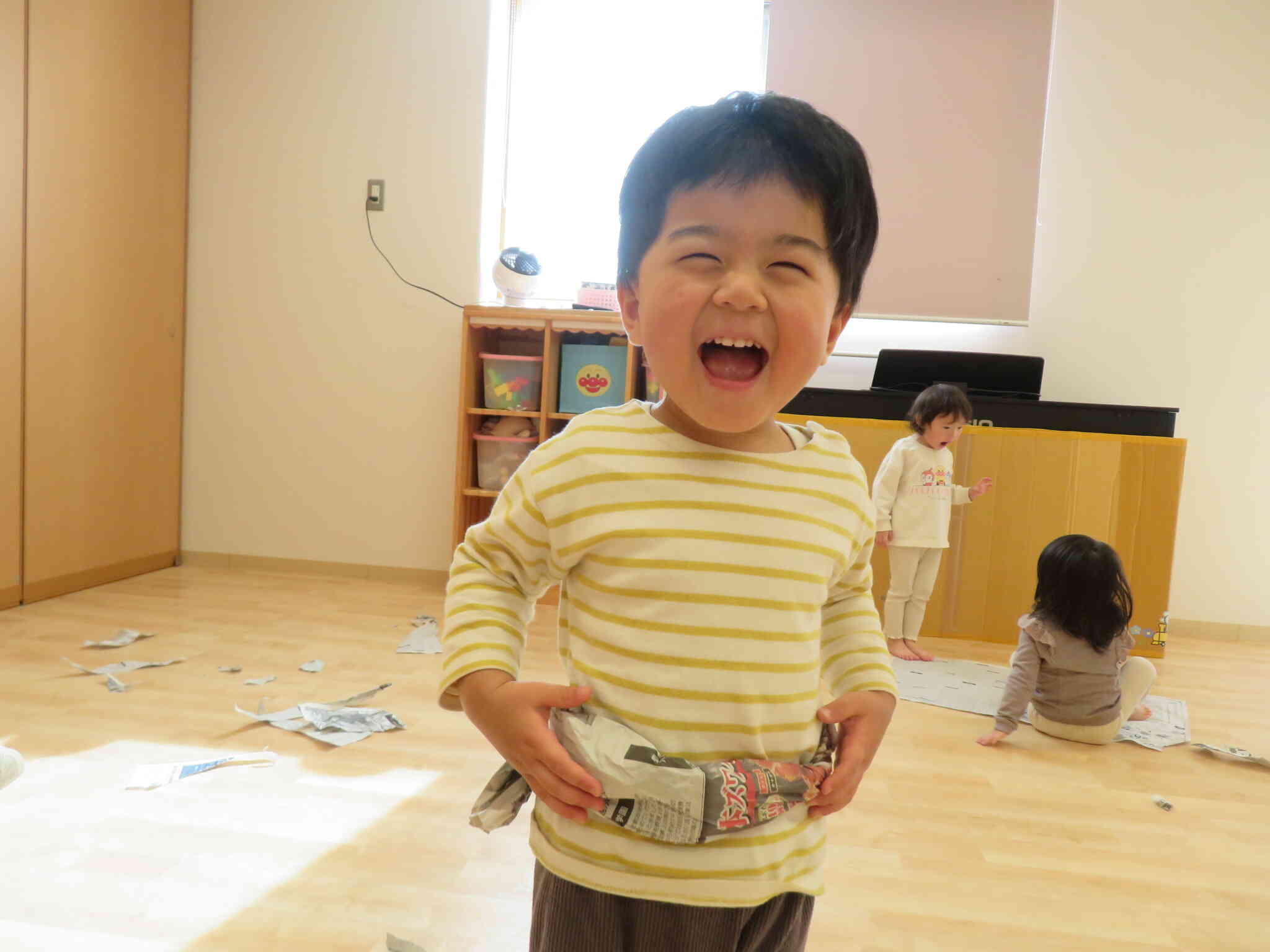 新聞紙であそぼう！　1歳児