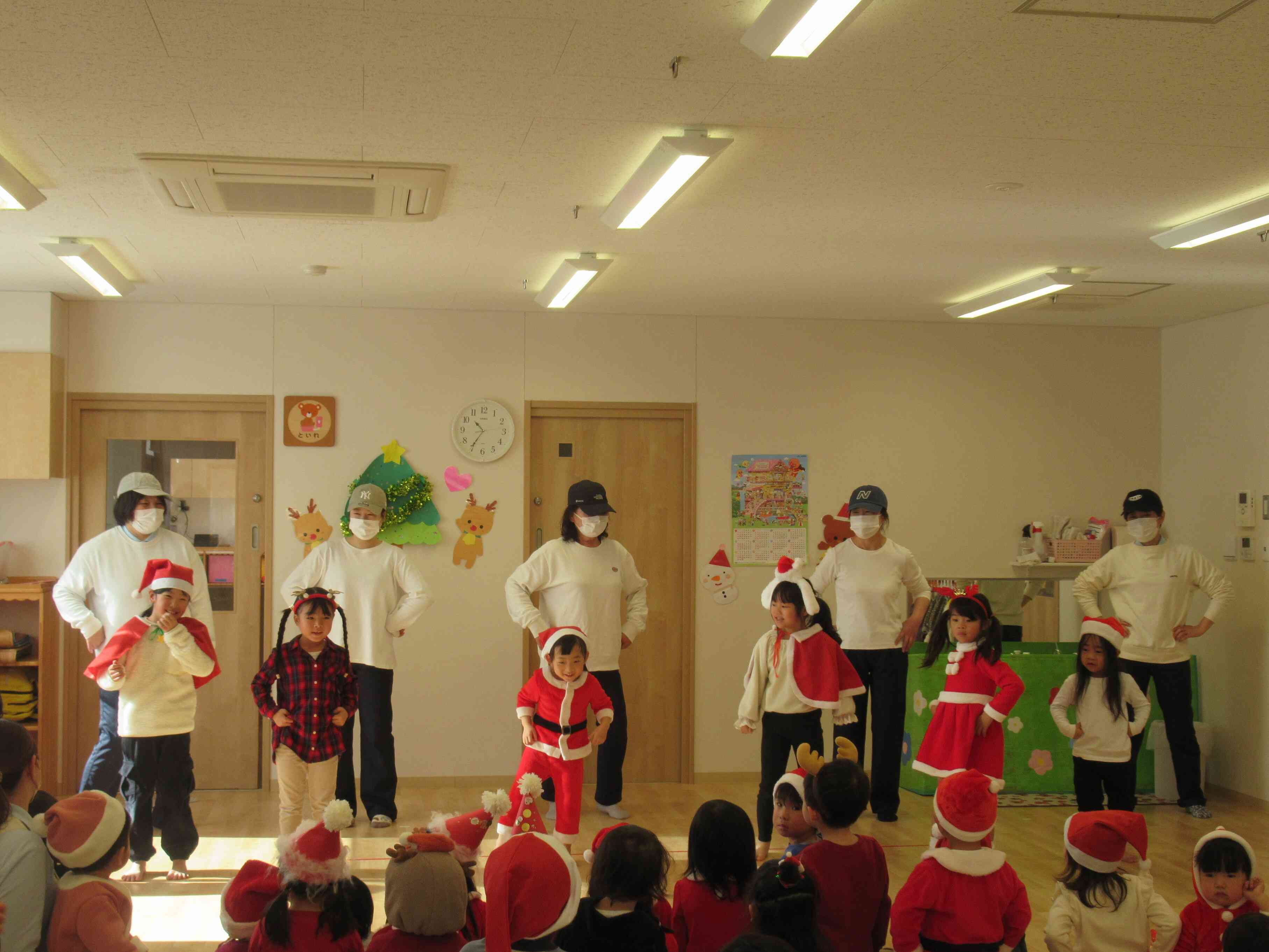 子どもたちと先生のコラボレーションダンス！！カンカンダンスを披露してくれました☆