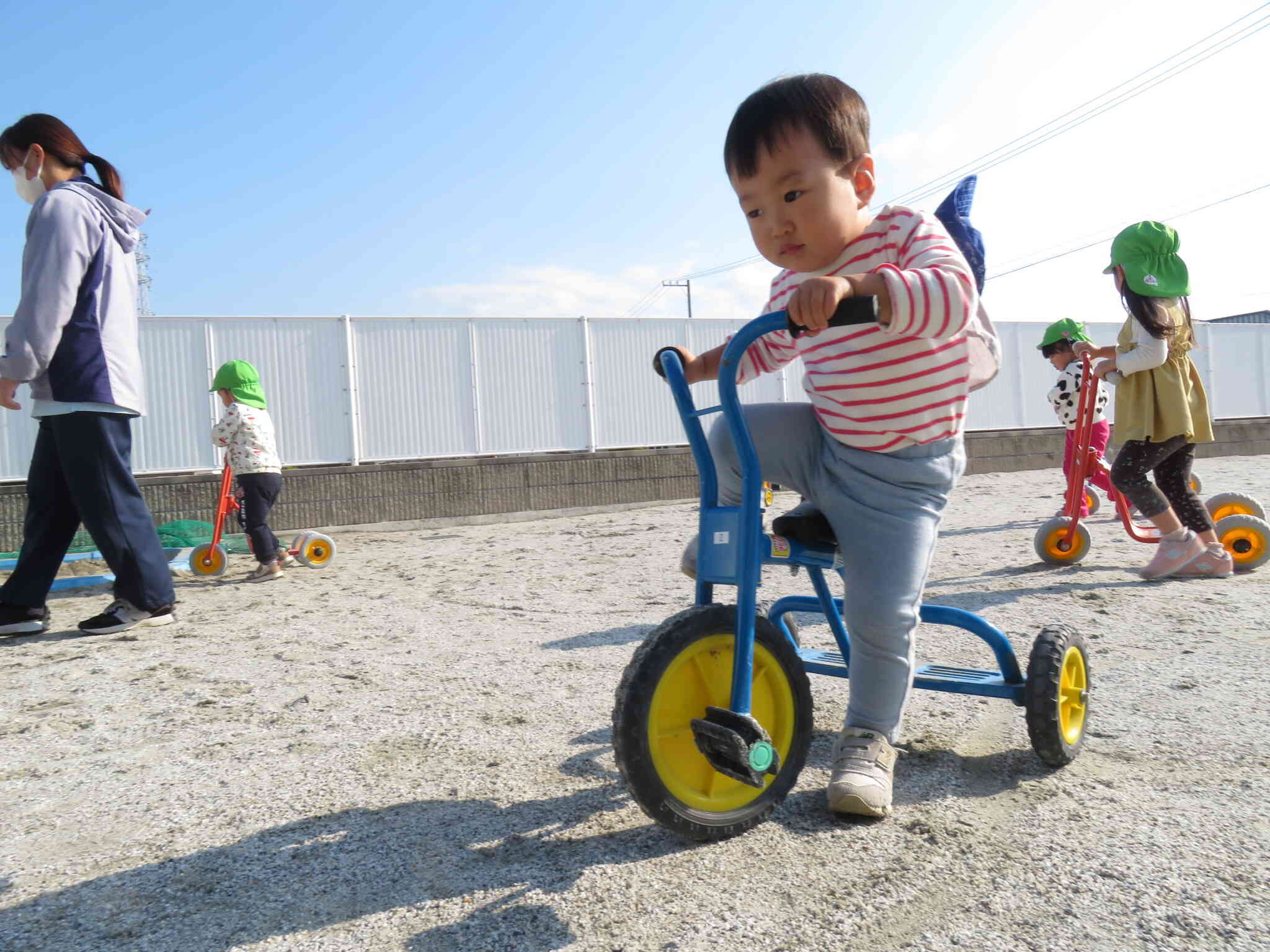 お兄ちゃん、お姉ちゃんが乗っている様子をみてぼくも挑戦！とっても真剣です☆