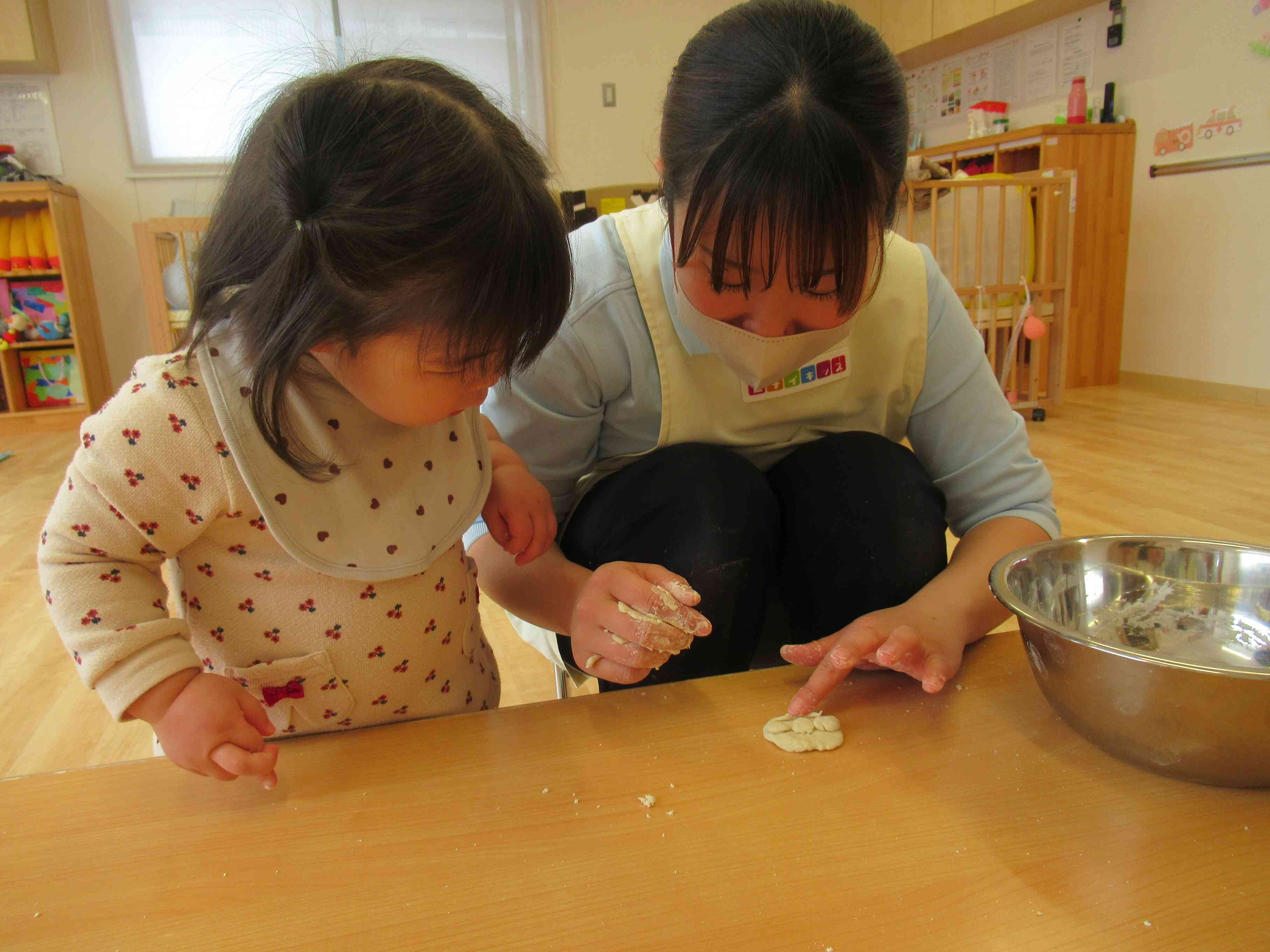 小麦粉粘土であそんだよ♬　0歳児