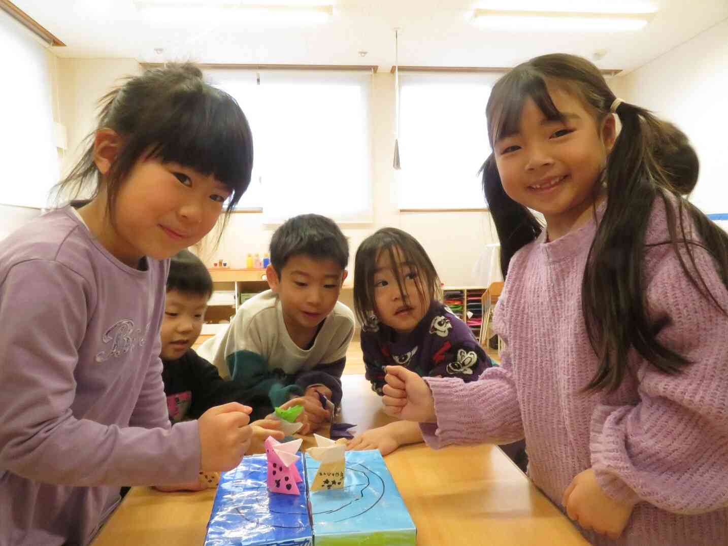 紙相撲で遊んだよ☆きりん組（5歳児）