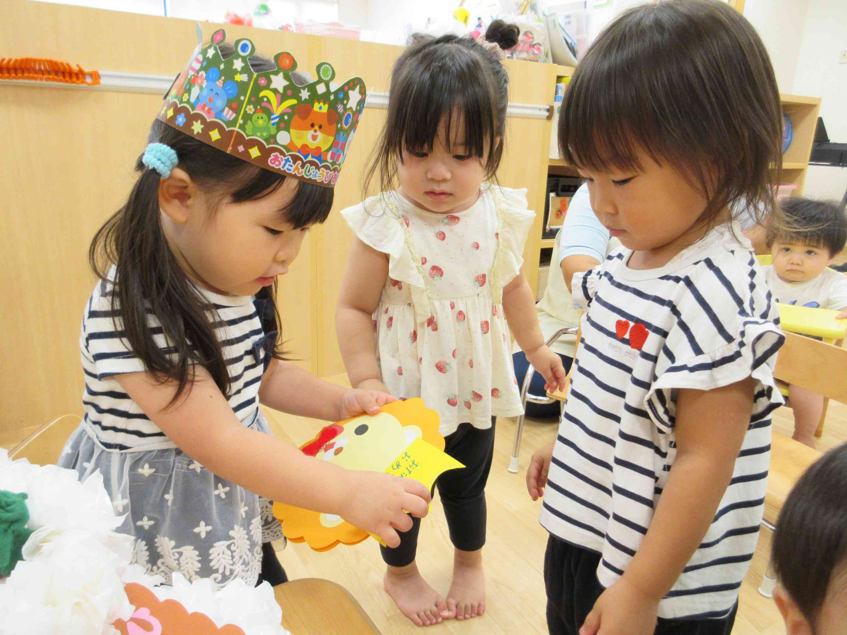 お友だちからお誕生日カードを「はいどーぞ☆」