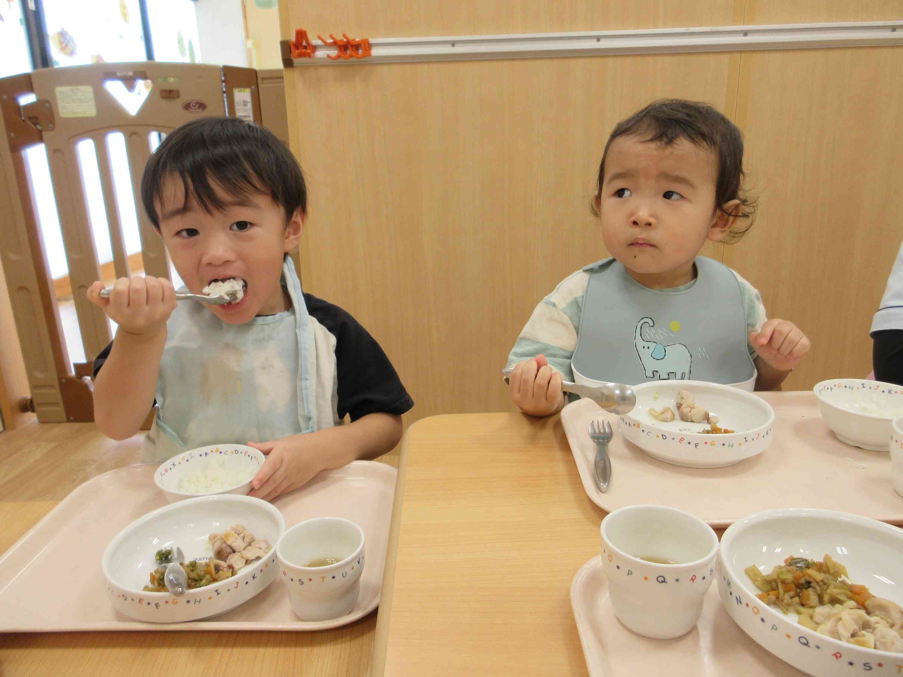 お友だちと食べる給食はおいしいね～～♪