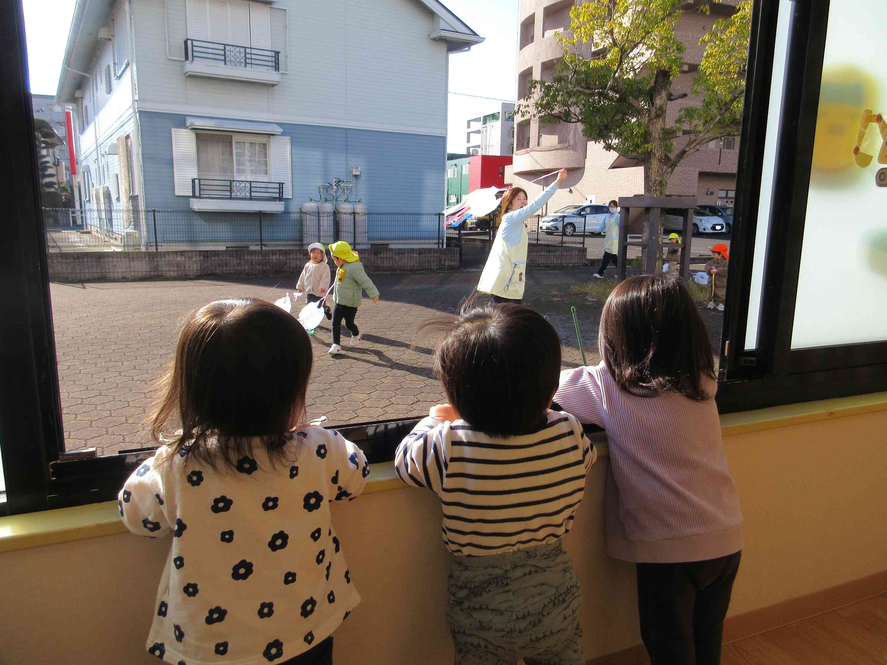 ひよこぐみさんもお部屋の中から見守ってくれました♪