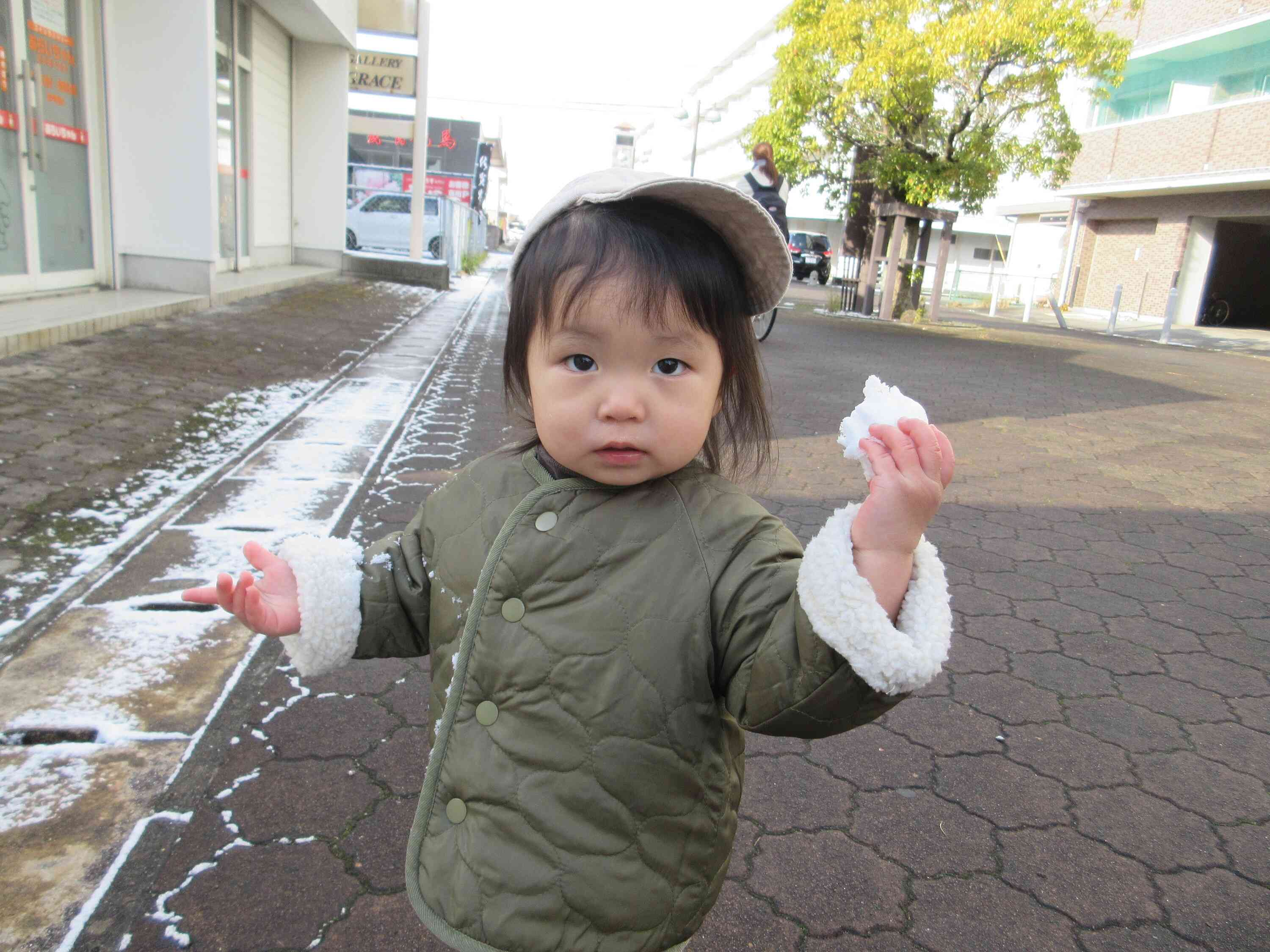 最初は雪をツンツンするだけでしたが、慣れてくるとゆきを掴んで見せてくれました♪