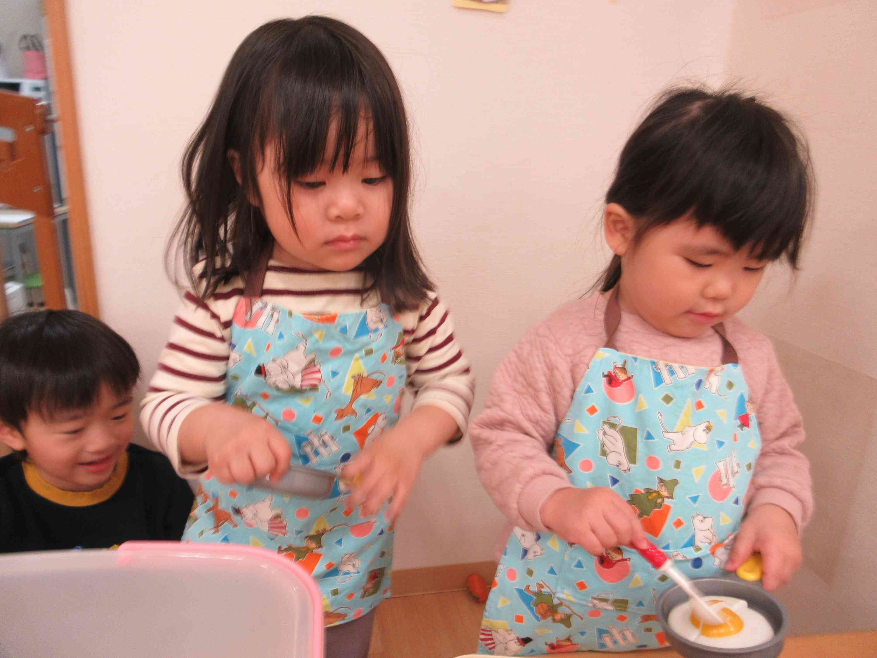 お祭りの屋台のように手際のよいお友だち！すぐに目玉焼きとジュースが出来上がっていましたよ♫