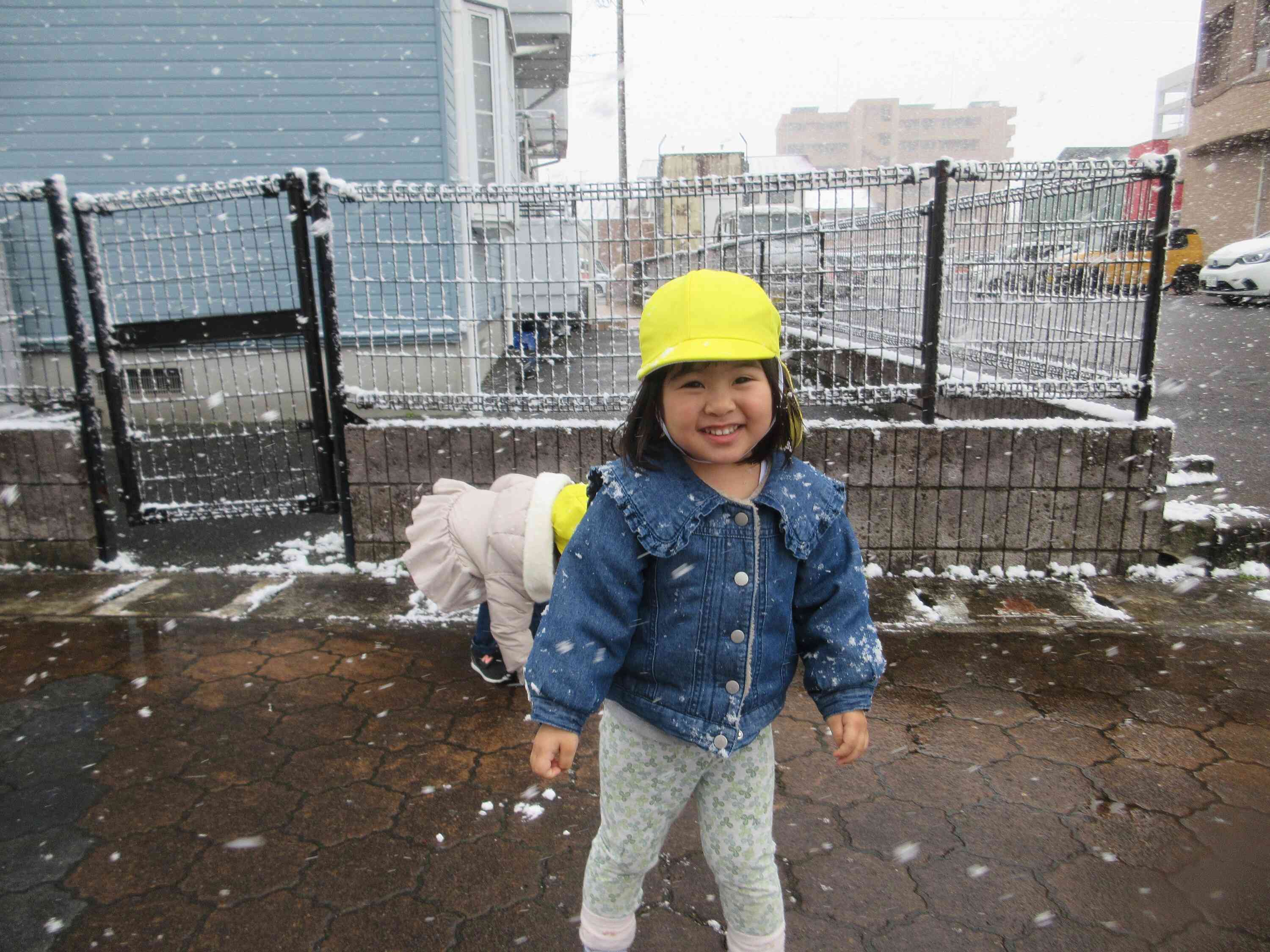 「つめた～～い」と大喜びで雪の冷たさを感じていました♪