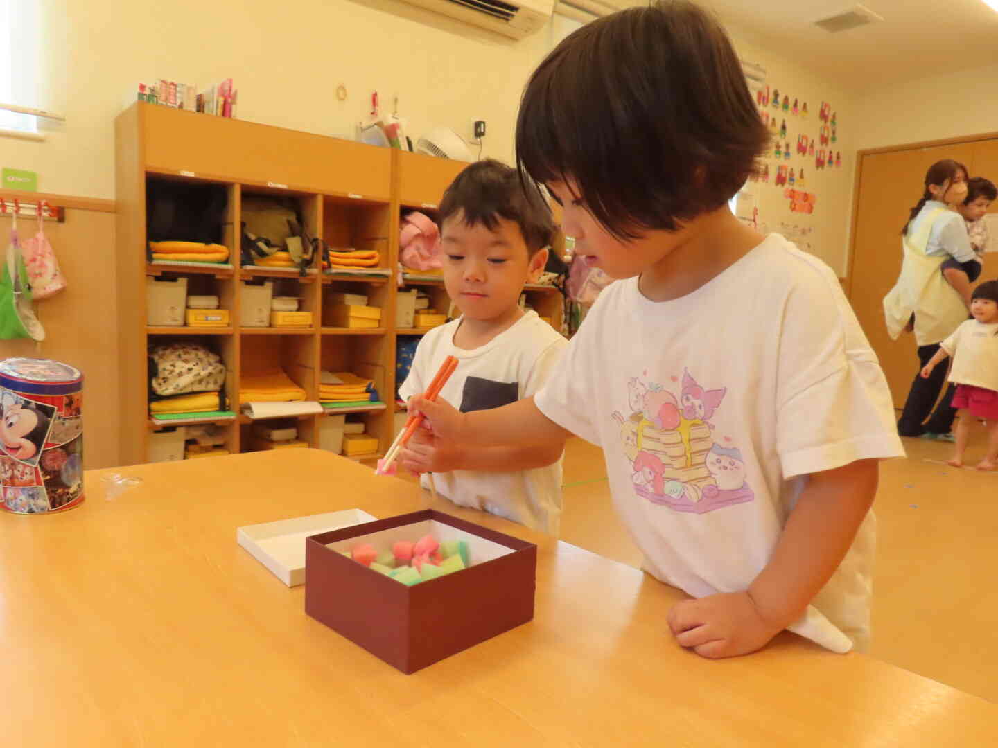 遊びの中でお箸の練習をスタート～３歳児～