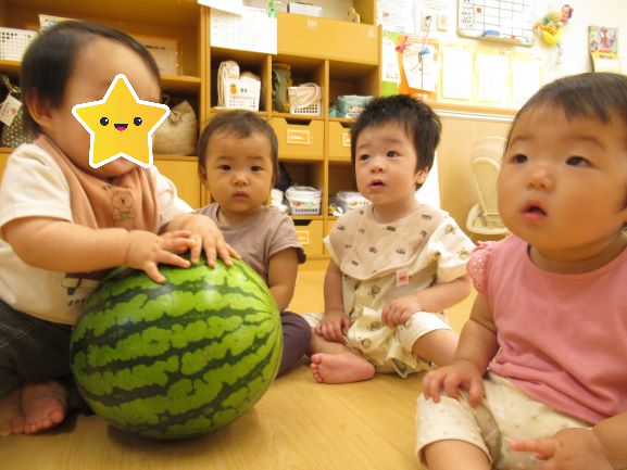 はじめてのすいか割り！０・１歳児