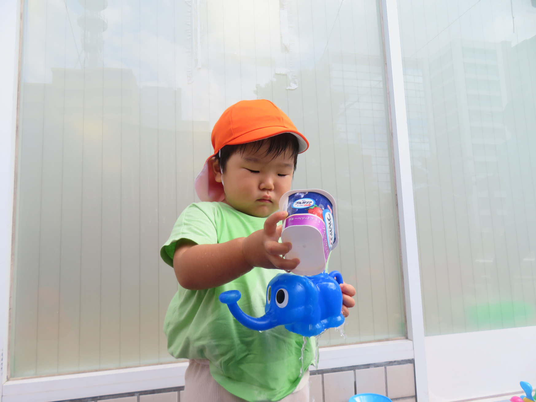 じょうろがお気に入り☆