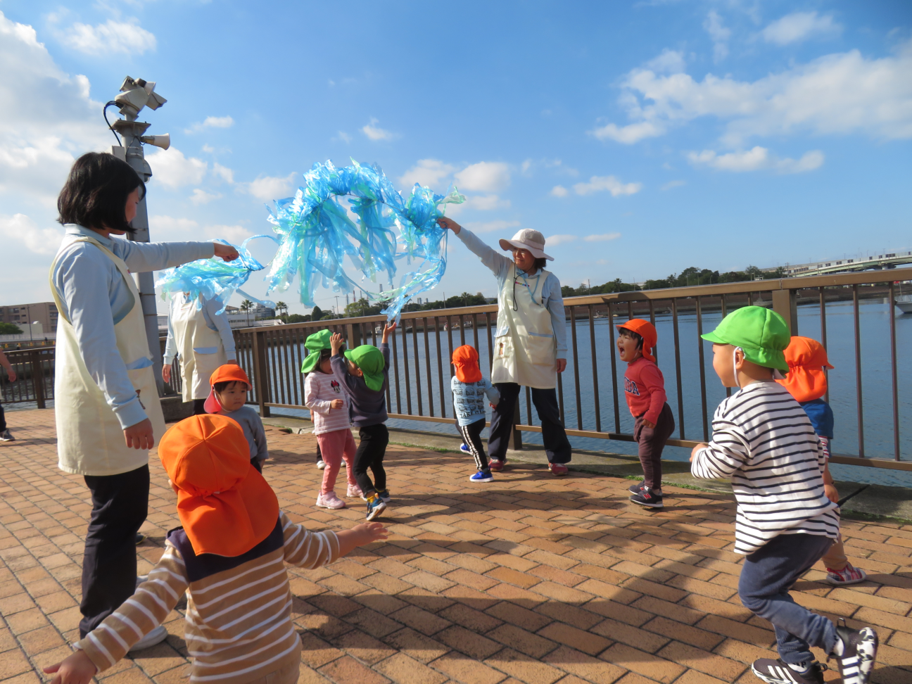 みんなでスズランテープをくぐったよ☆