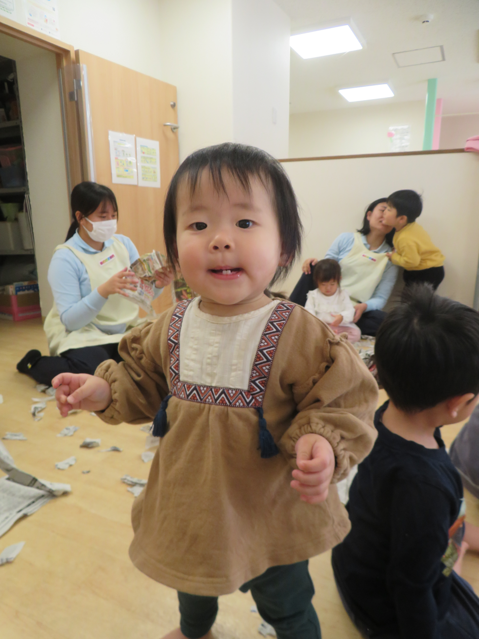 新聞紙をビリビリにして上から散らすと楽しそうに笑っていました☆