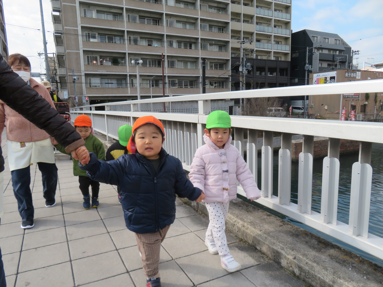 先生やお友だちと手を繋いで上手に歩きます☆