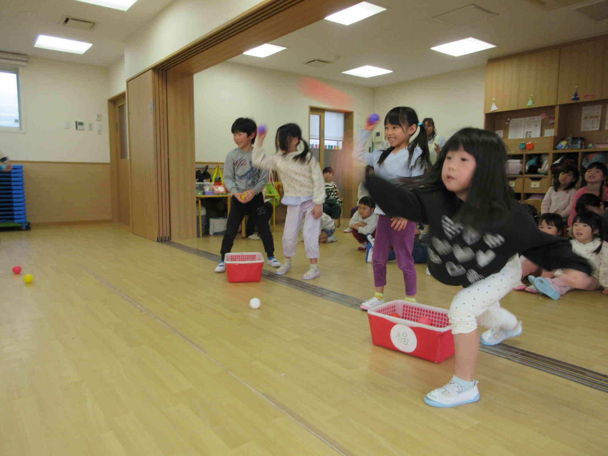 投げる距離が長くなってむずかしいぞ！（きりん組：5歳児）