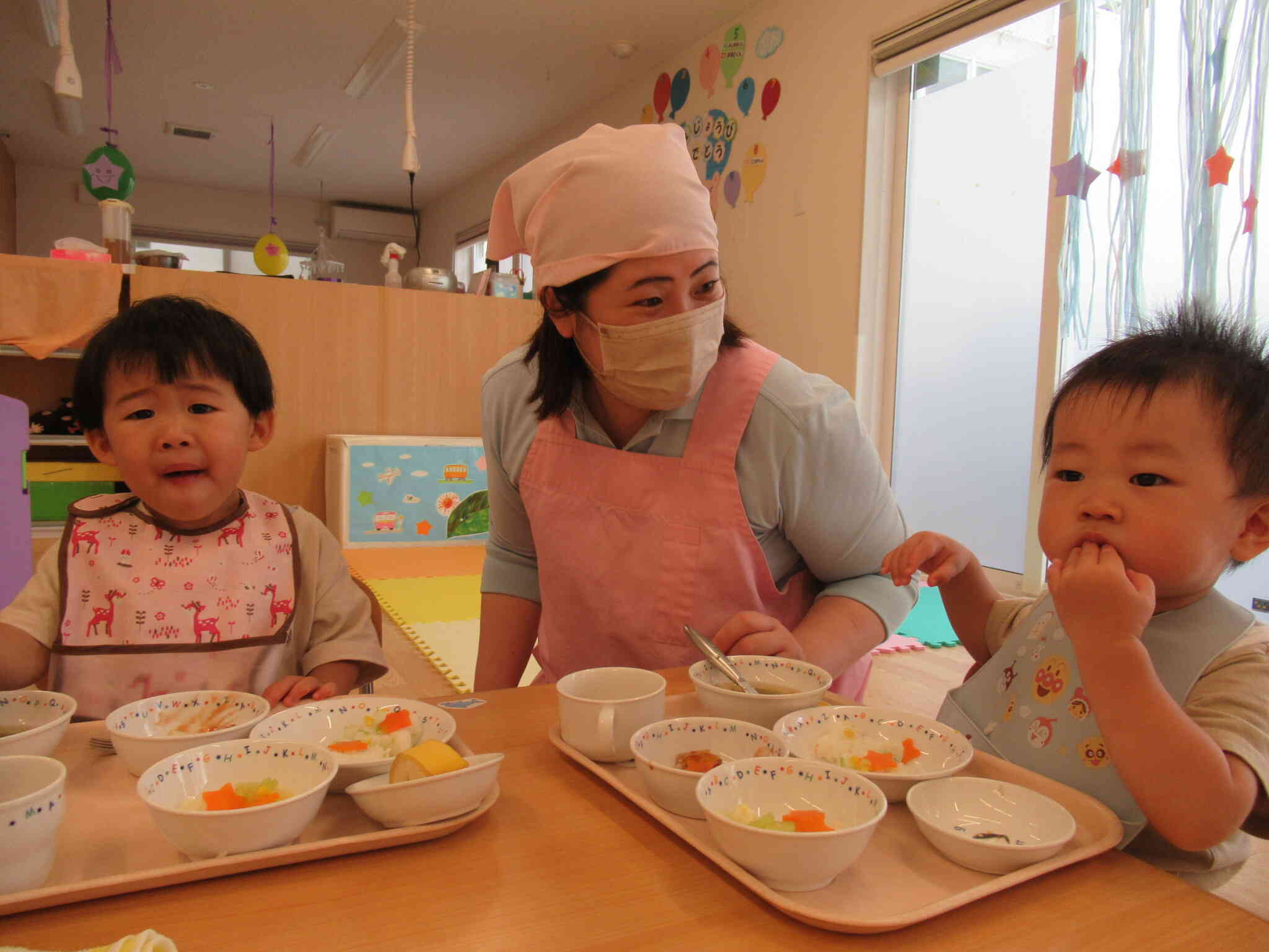 みんなで食べる給食、美味しいね！