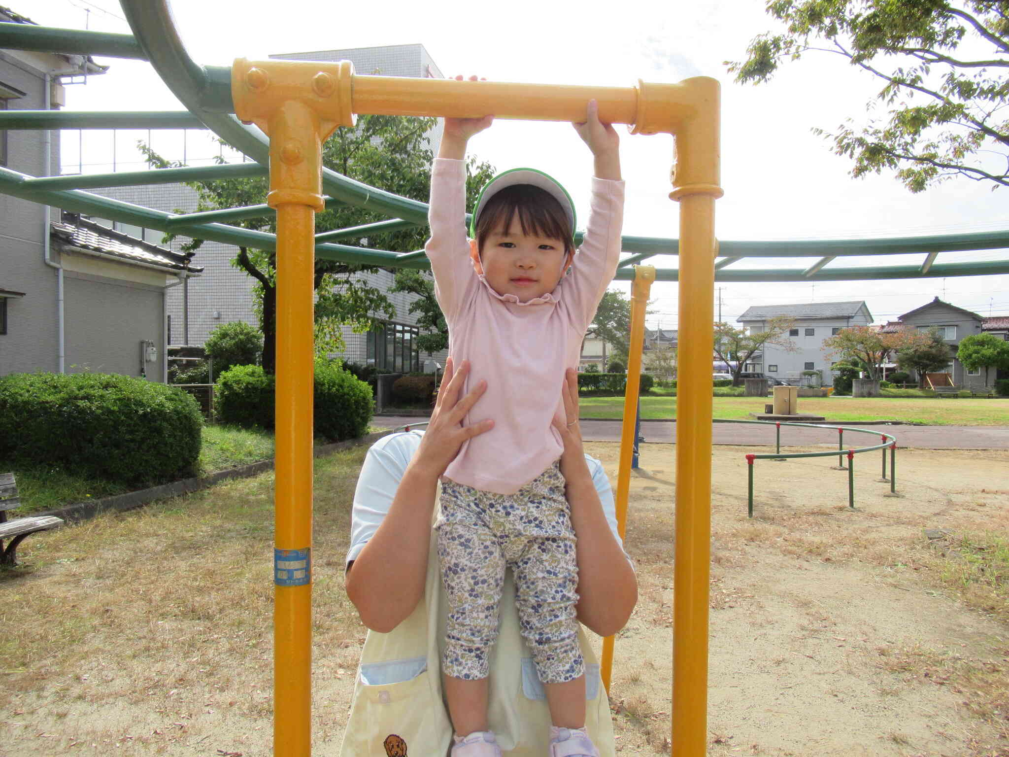 うんていに登ったら、とんぼさんを発見☆